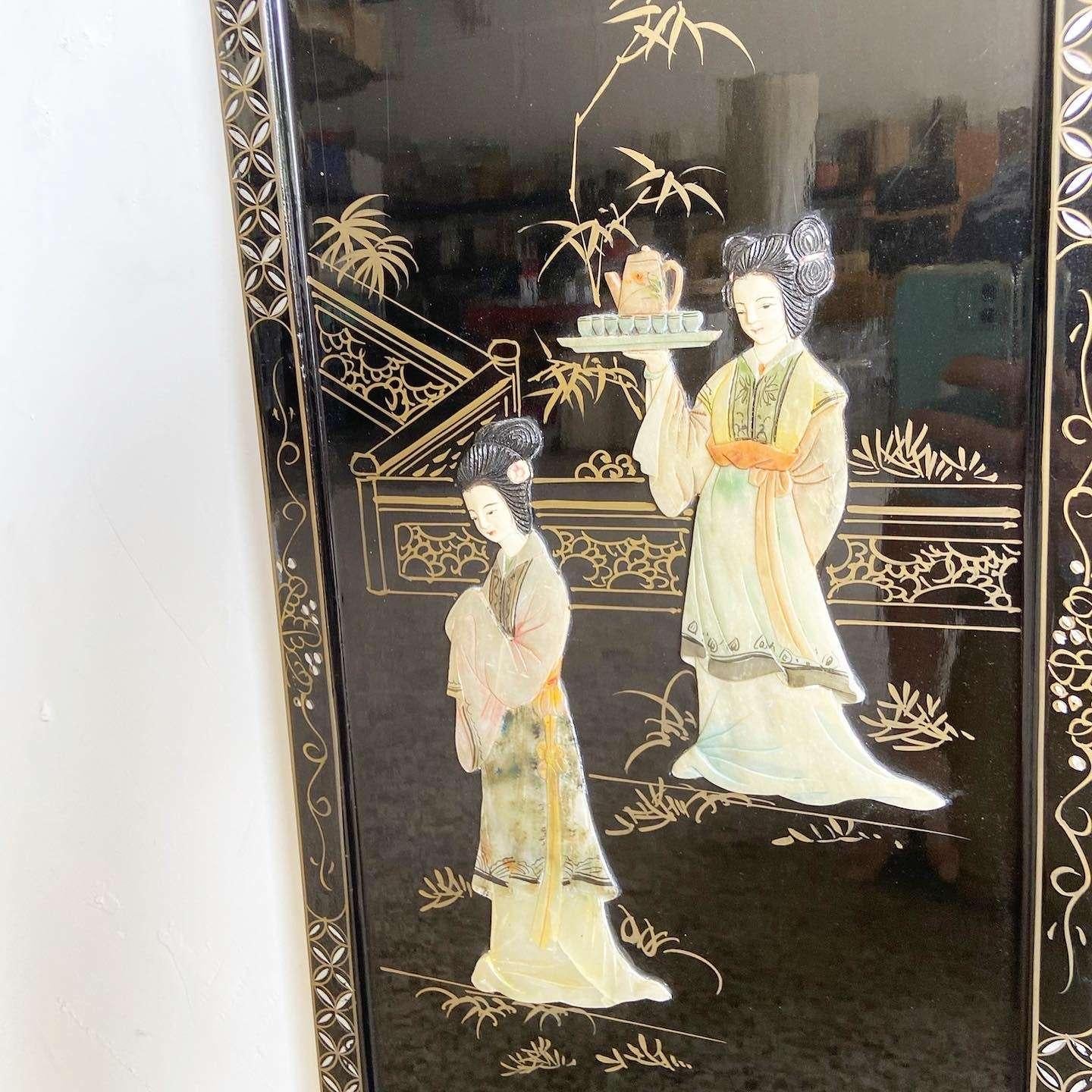 Chinesisches schwarz lackiertes, handbemaltes und besticktes Wandzubehör mit Figuren – ein Paar (Holz) im Angebot