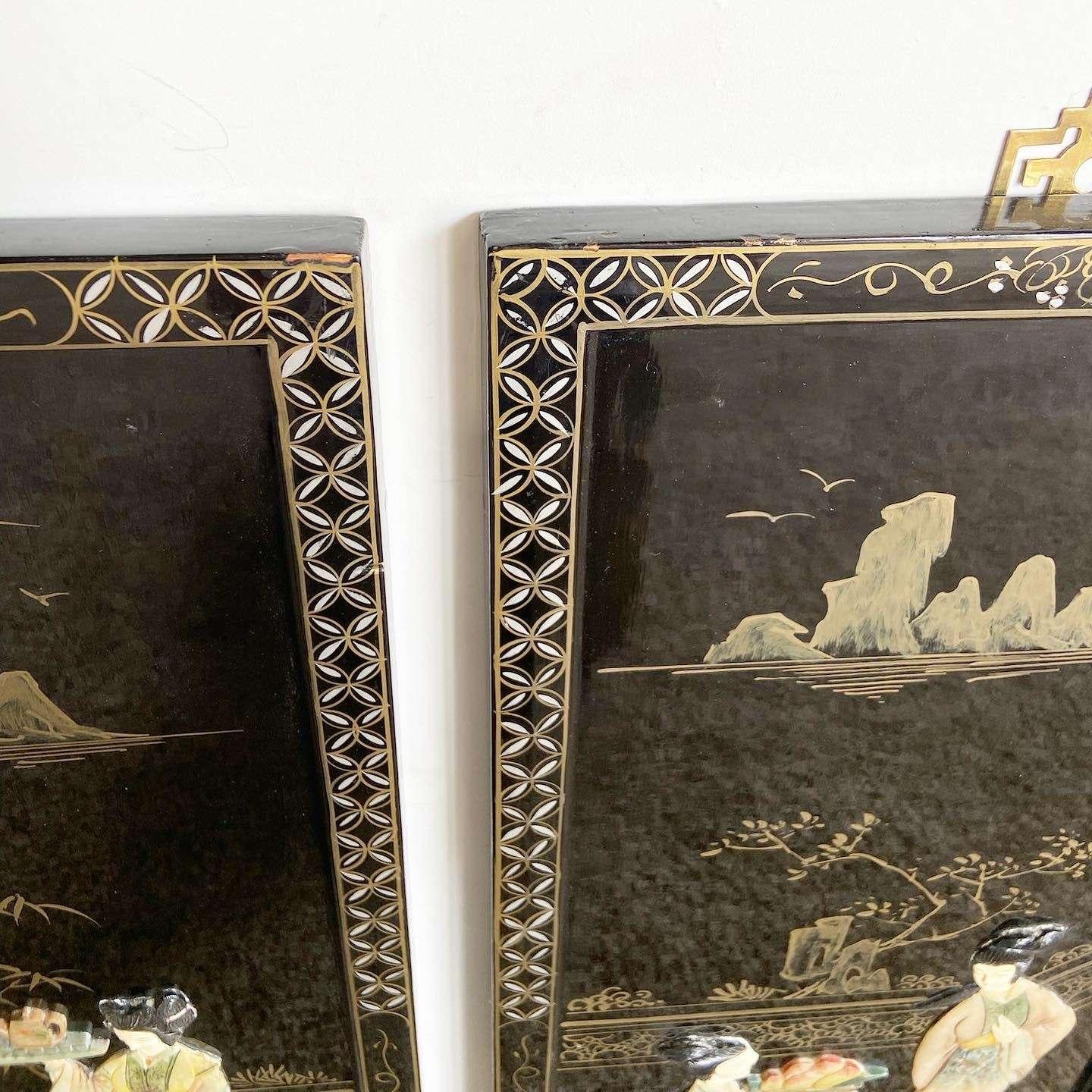 Chinesisches schwarz lackiertes, handbemaltes und besticktes Wandzubehör mit Figuren – ein Paar im Angebot 1