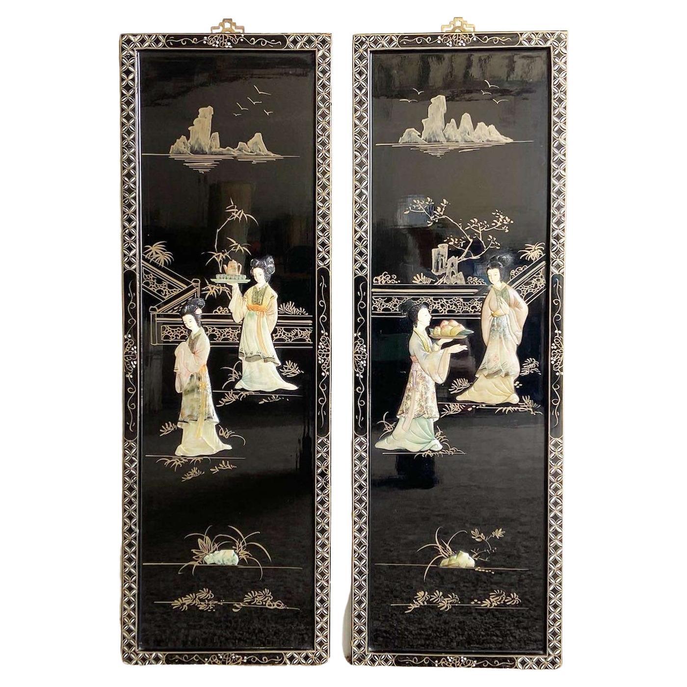 Chinesisches schwarz lackiertes, handbemaltes und besticktes Wandzubehör mit Figuren – ein Paar im Angebot
