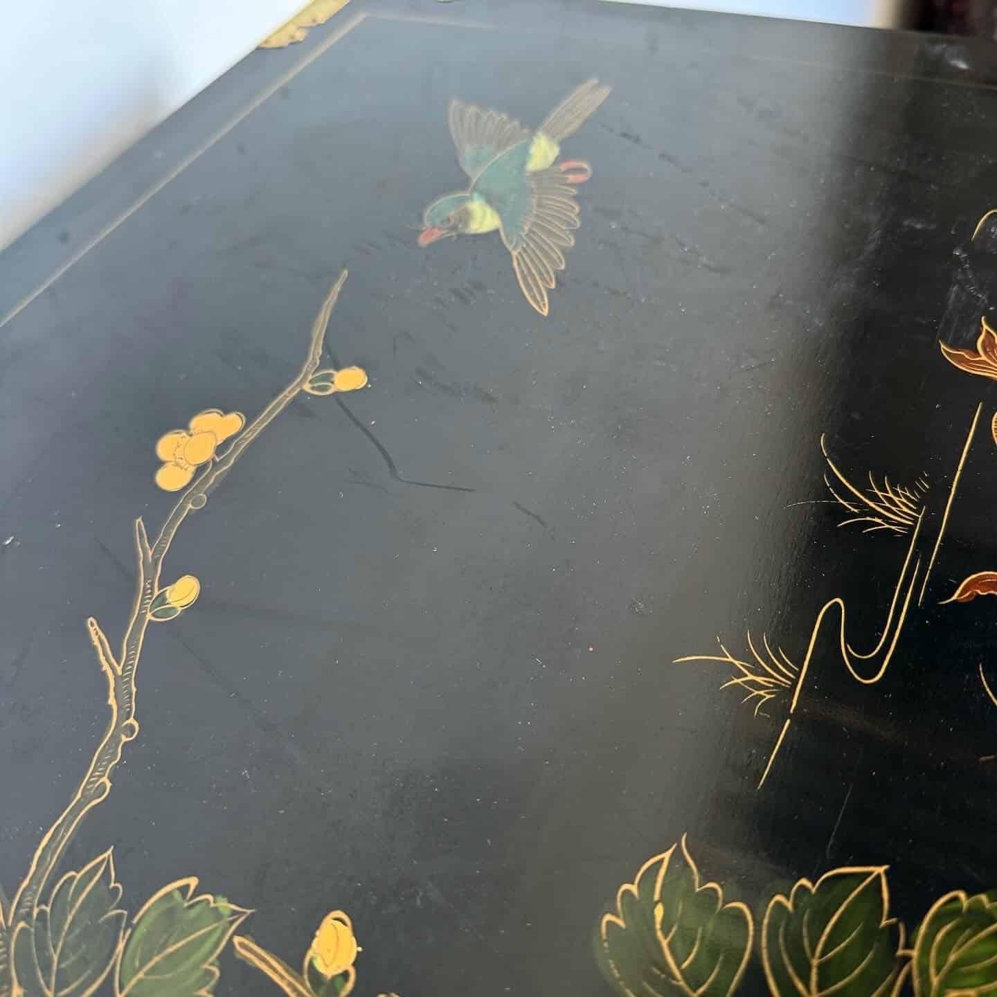 Legno Cassapanca cinese per lingerie dipinta a mano in nero con accenti dorati in vendita