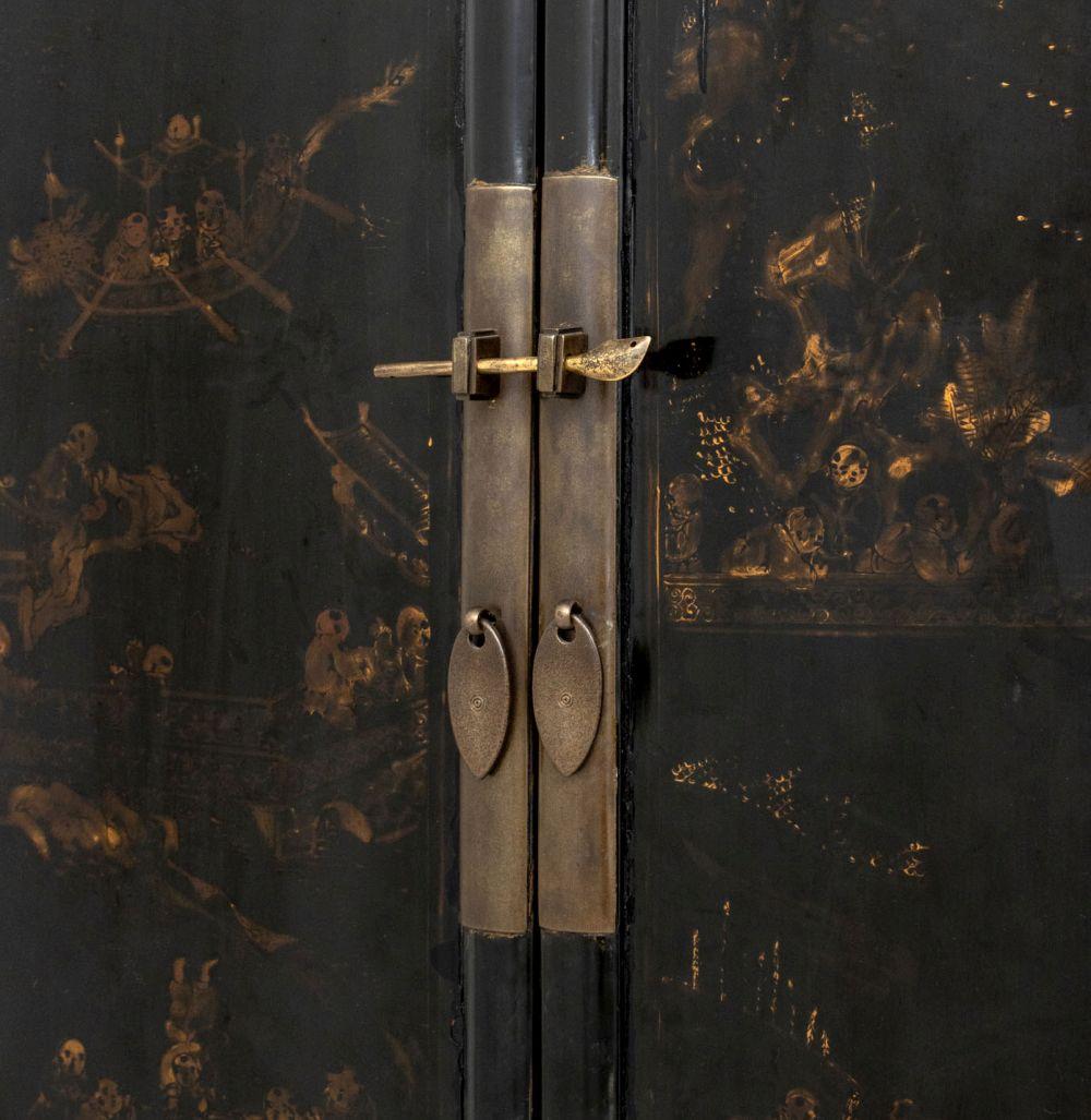 Cinese Armoire cinese a due ante laccato nero, XIX sec. in vendita
