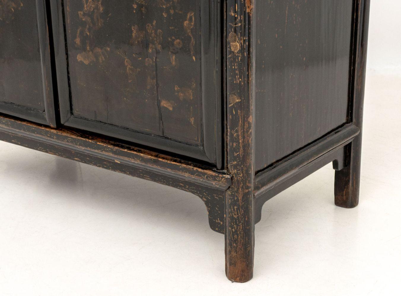 Dorato Armoire cinese a due ante laccato nero, XIX sec. in vendita
