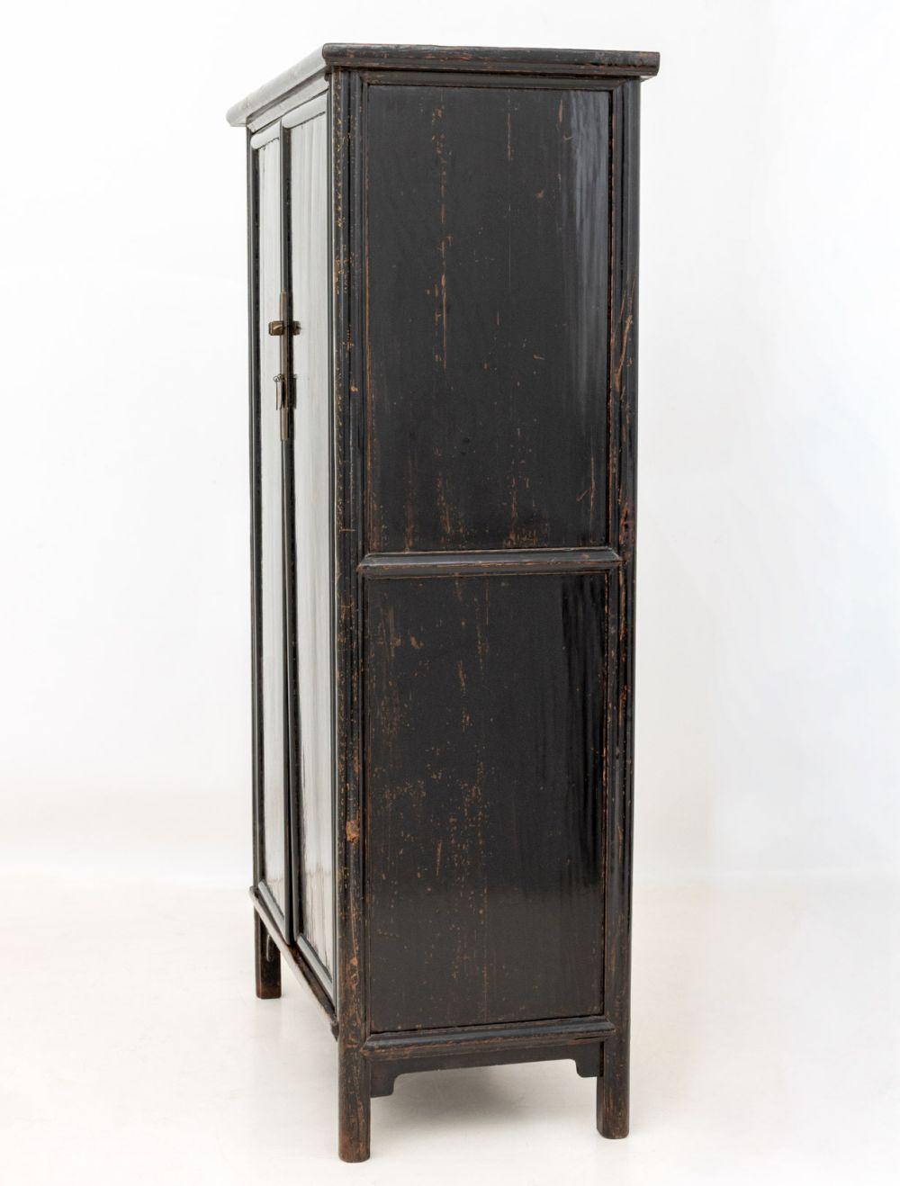 Armoire cinese a due ante laccato nero, XIX sec. In condizioni buone in vendita a Astoria, NY