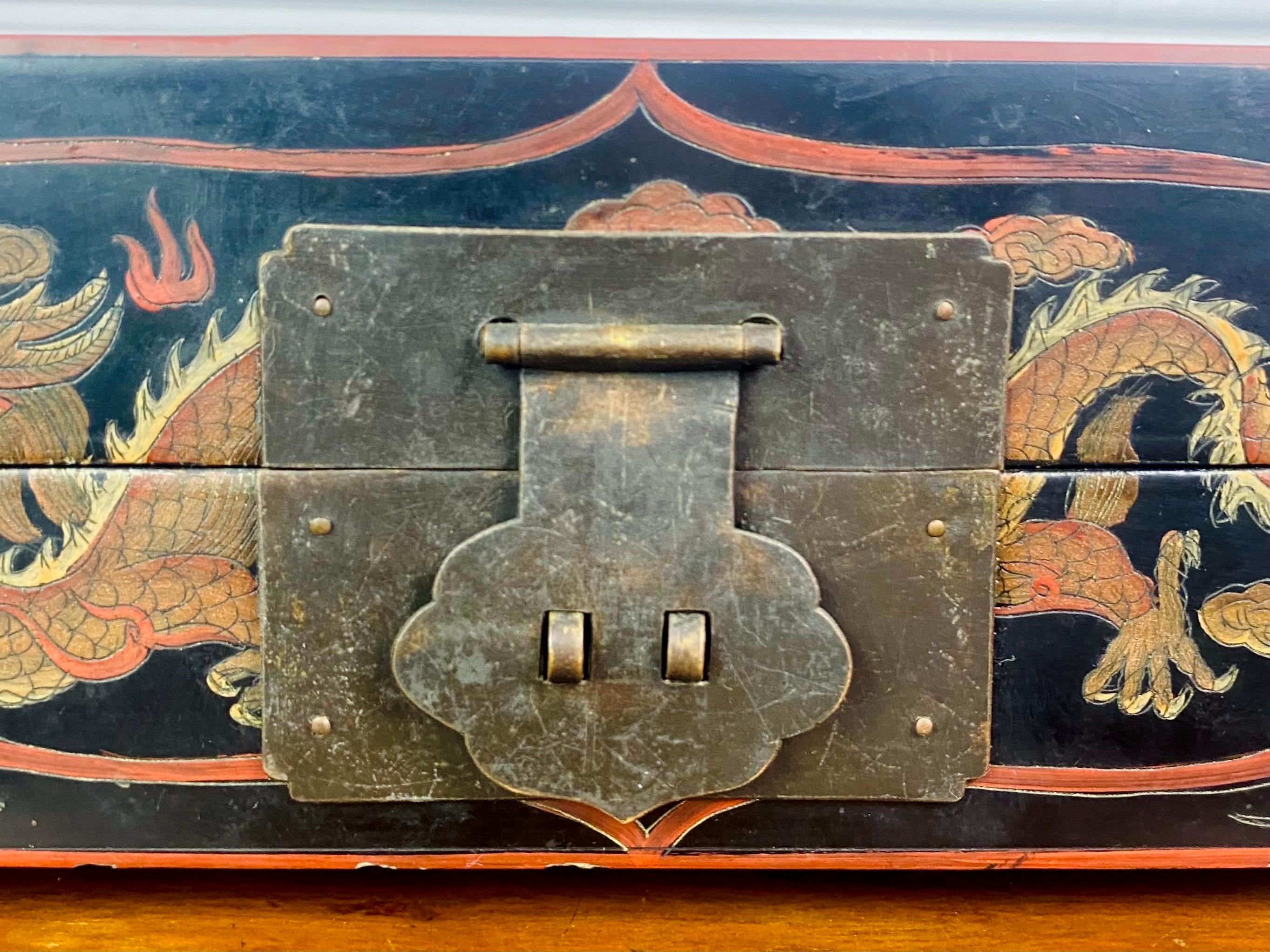 Boîte chinoise en bois laqué noir - Dragons impériaux - Période Ming Wanli 17ème en vente 3