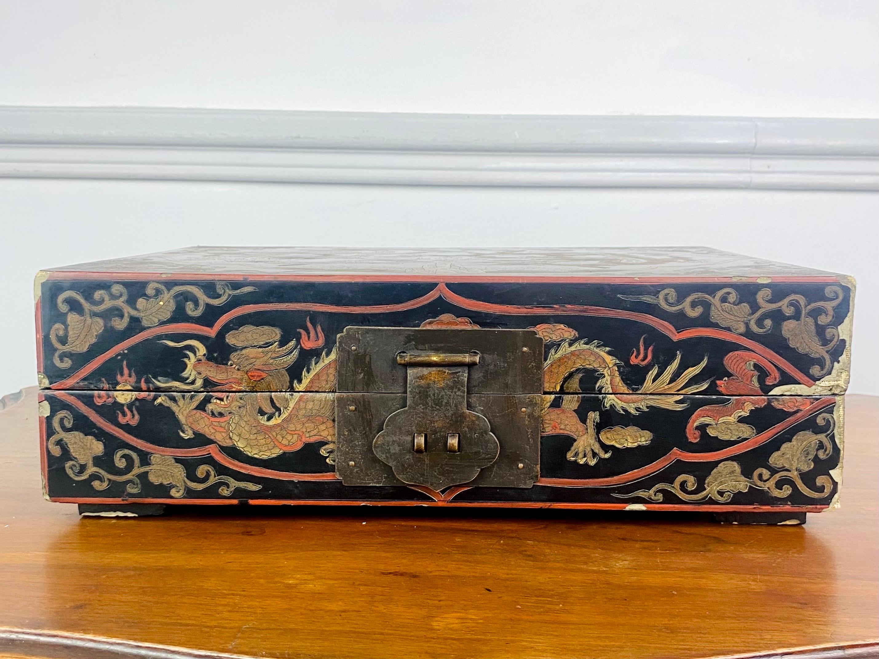 Boîte chinoise en bois laqué noir - Dragons impériaux - Période Ming Wanli 17ème en vente 5