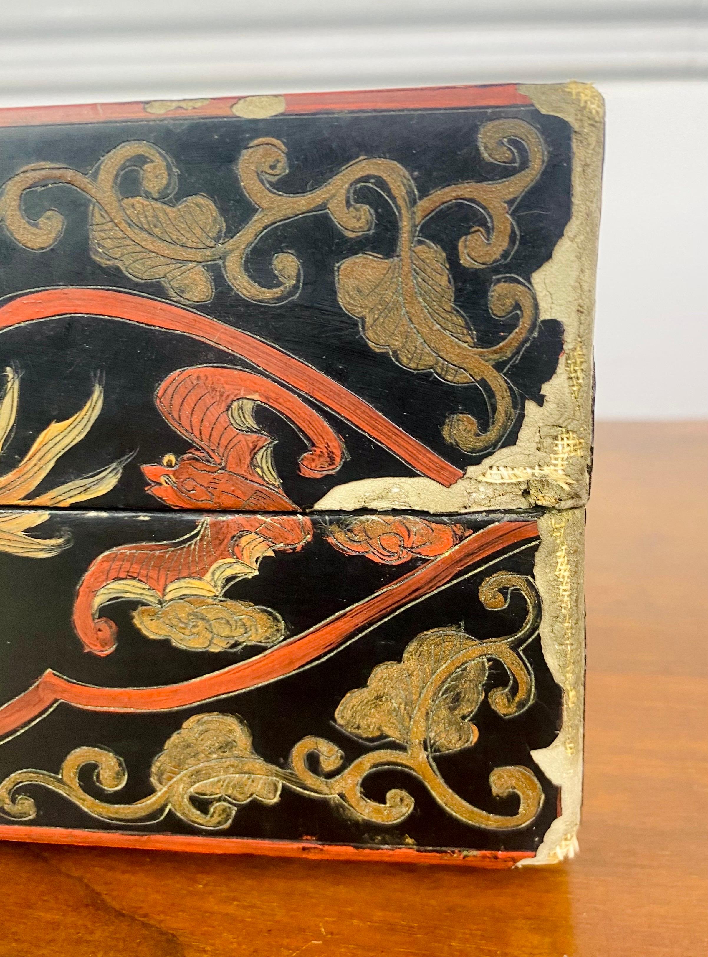 Boîte chinoise en bois laqué noir - Dragons impériaux - Période Ming Wanli 17ème en vente 6