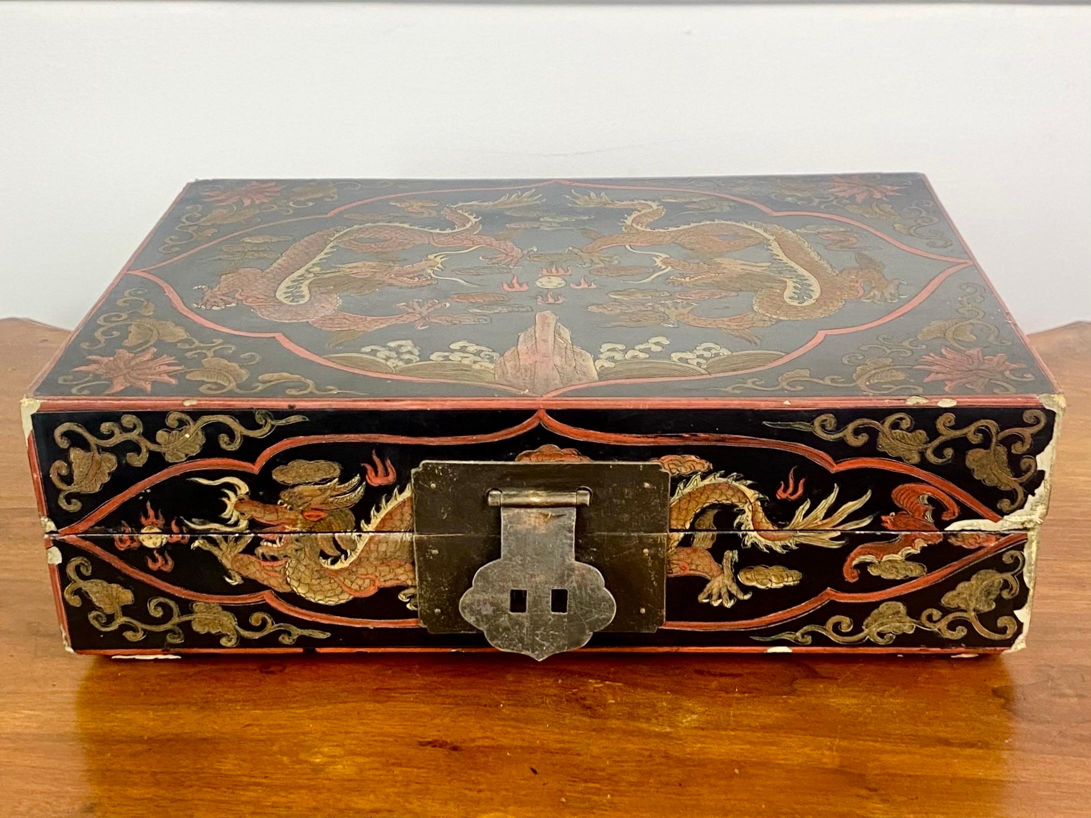 Boîte chinoise en bois laqué noir - Dragons impériaux - Période Ming Wanli 17ème en vente 7