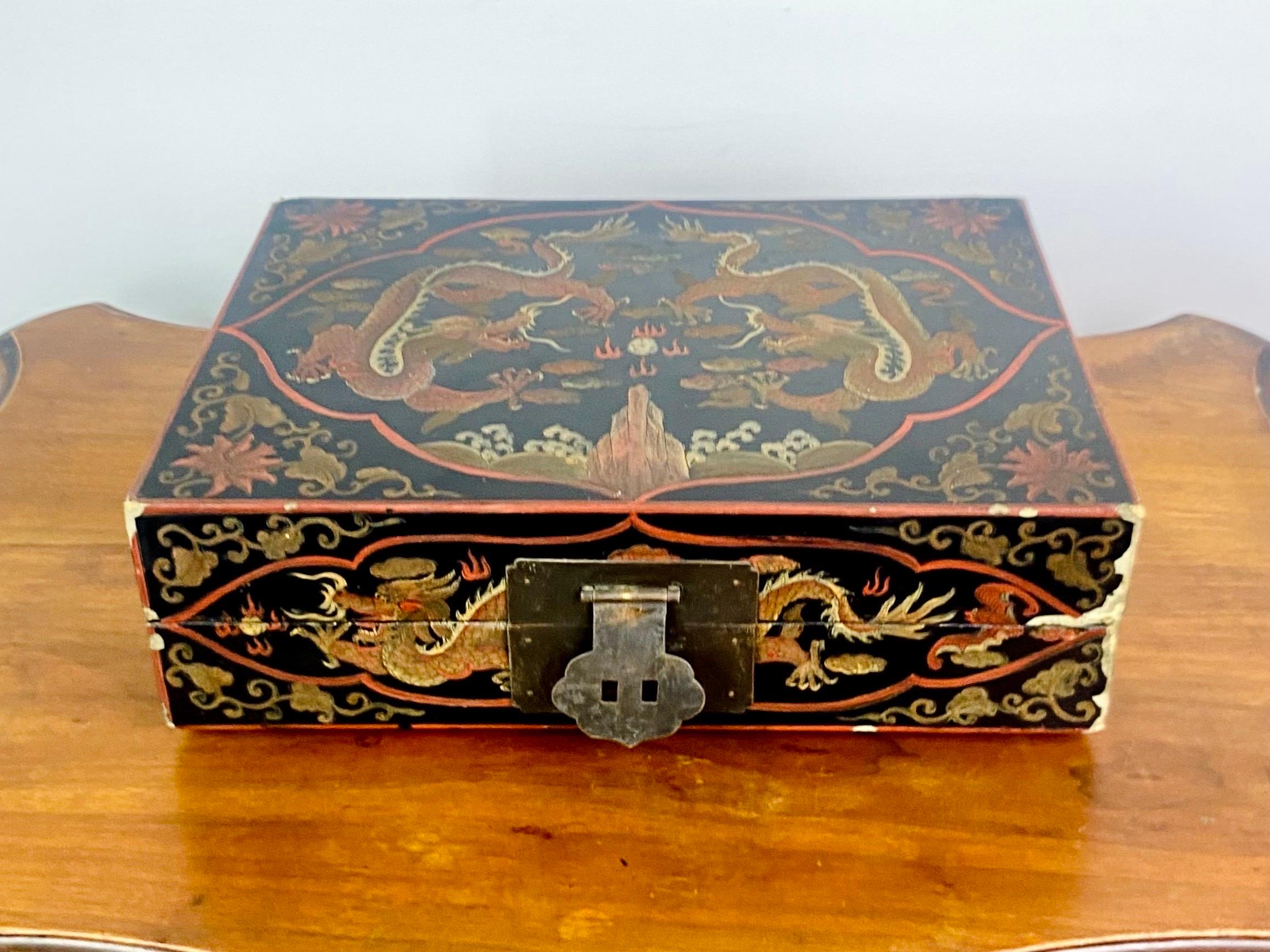 Boîte chinoise en bois laqué noir - Dragons impériaux - Période Ming Wanli 17ème en vente 8