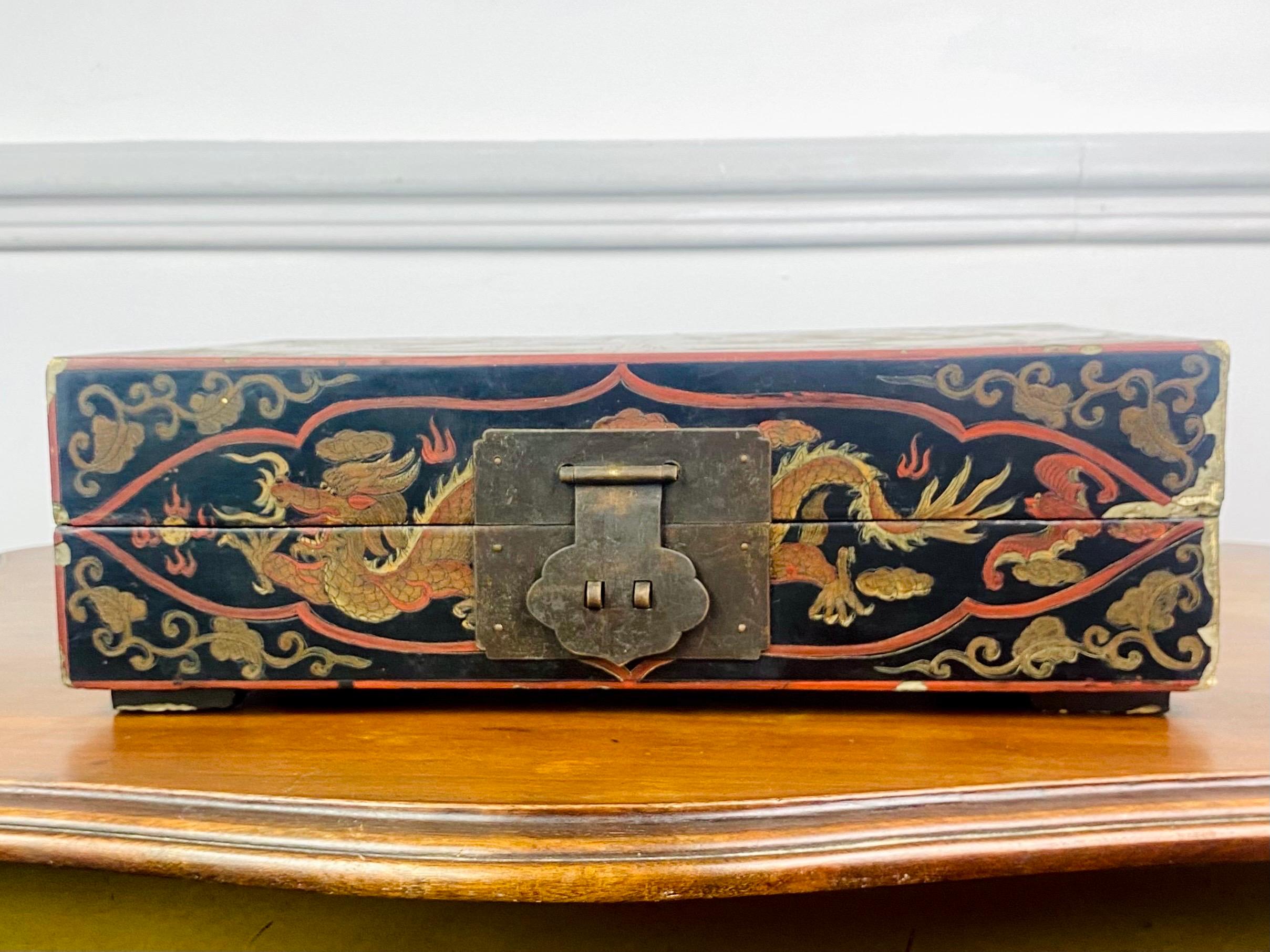 Chinese Black Lacquered Wood Box - Imperial Dragons - Ming Period Wanli 17th In Good Condition For Sale In Beuzevillette, FR