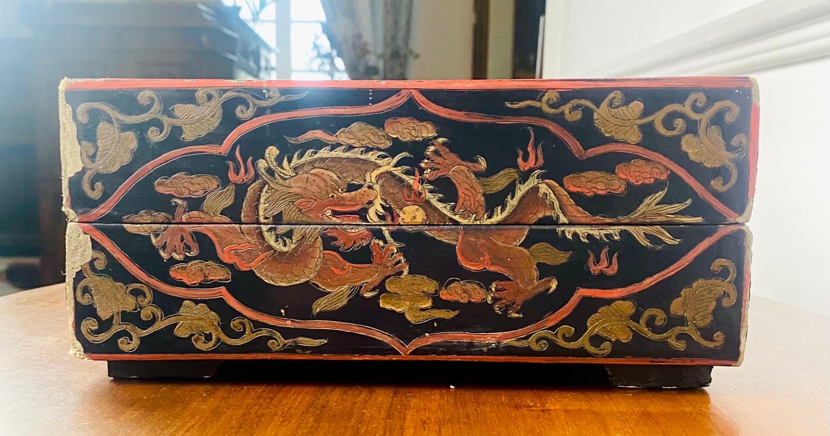 Laqué Boîte chinoise en bois laqué noir - Dragons impériaux - Période Ming Wanli 17ème en vente