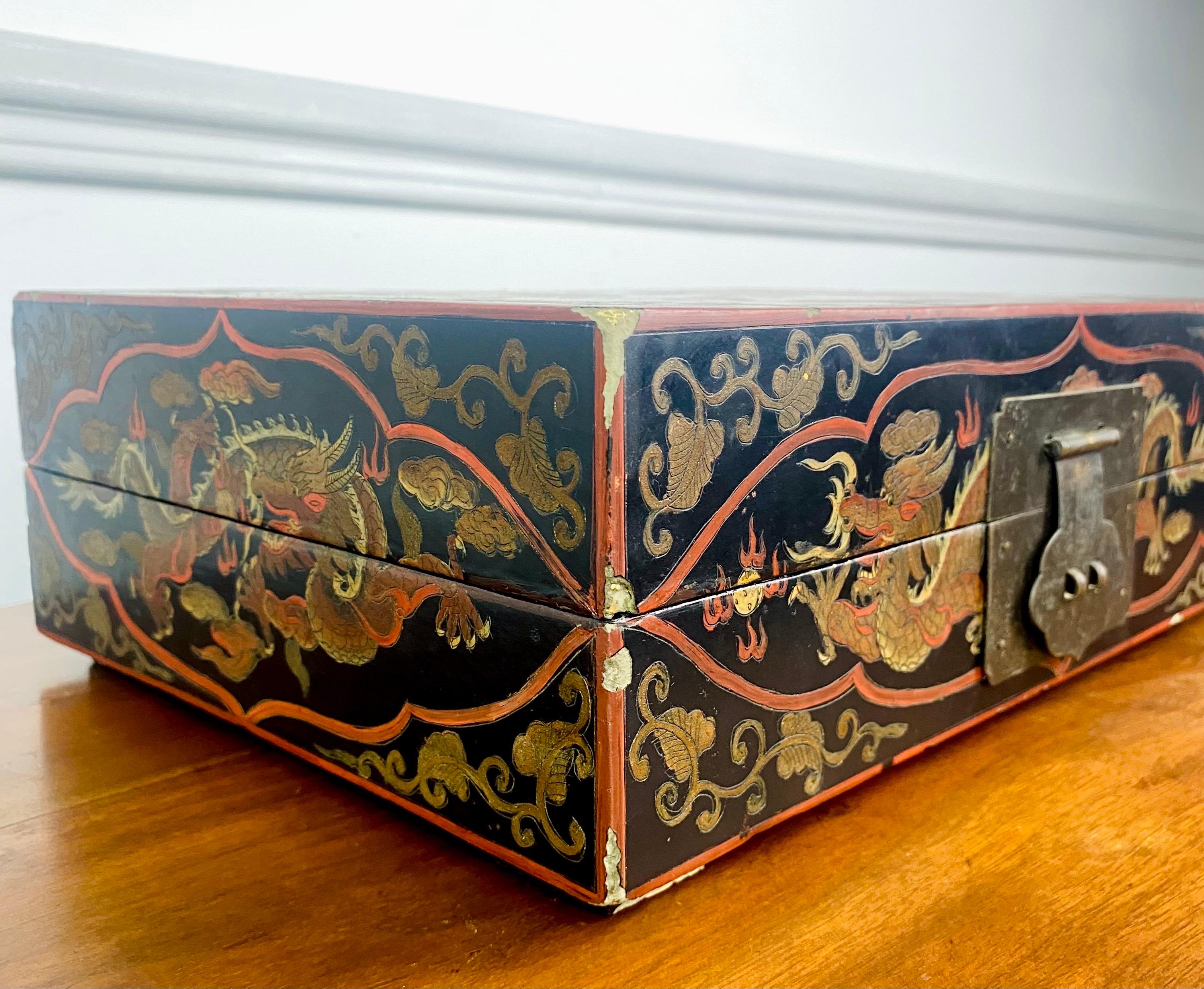 Boîte chinoise en bois laqué noir - Dragons impériaux - Période Ming Wanli 17ème Bon état - En vente à Beuzevillette, FR