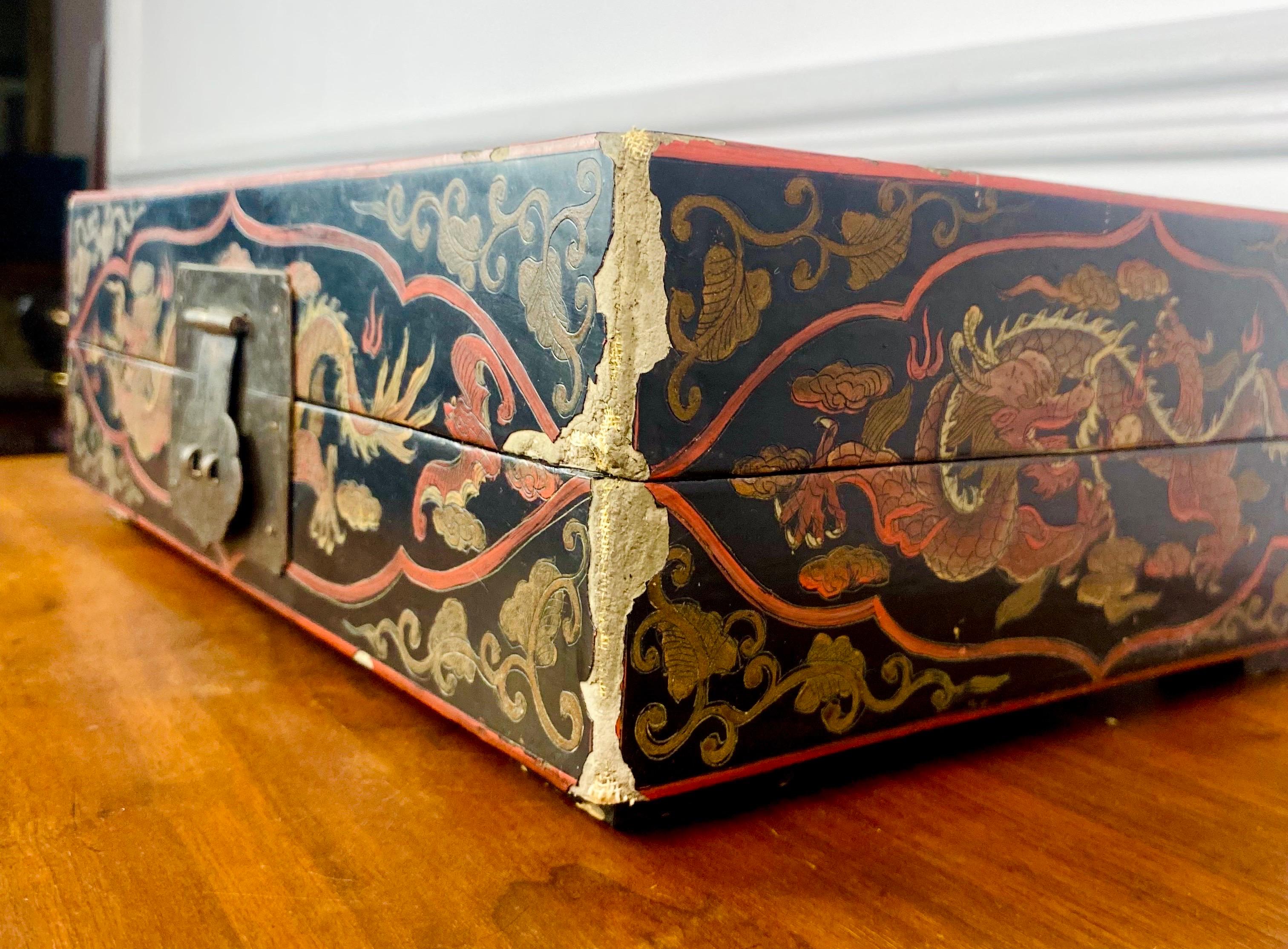 XVIIIe siècle et antérieur Boîte chinoise en bois laqué noir - Dragons impériaux - Période Ming Wanli 17ème en vente