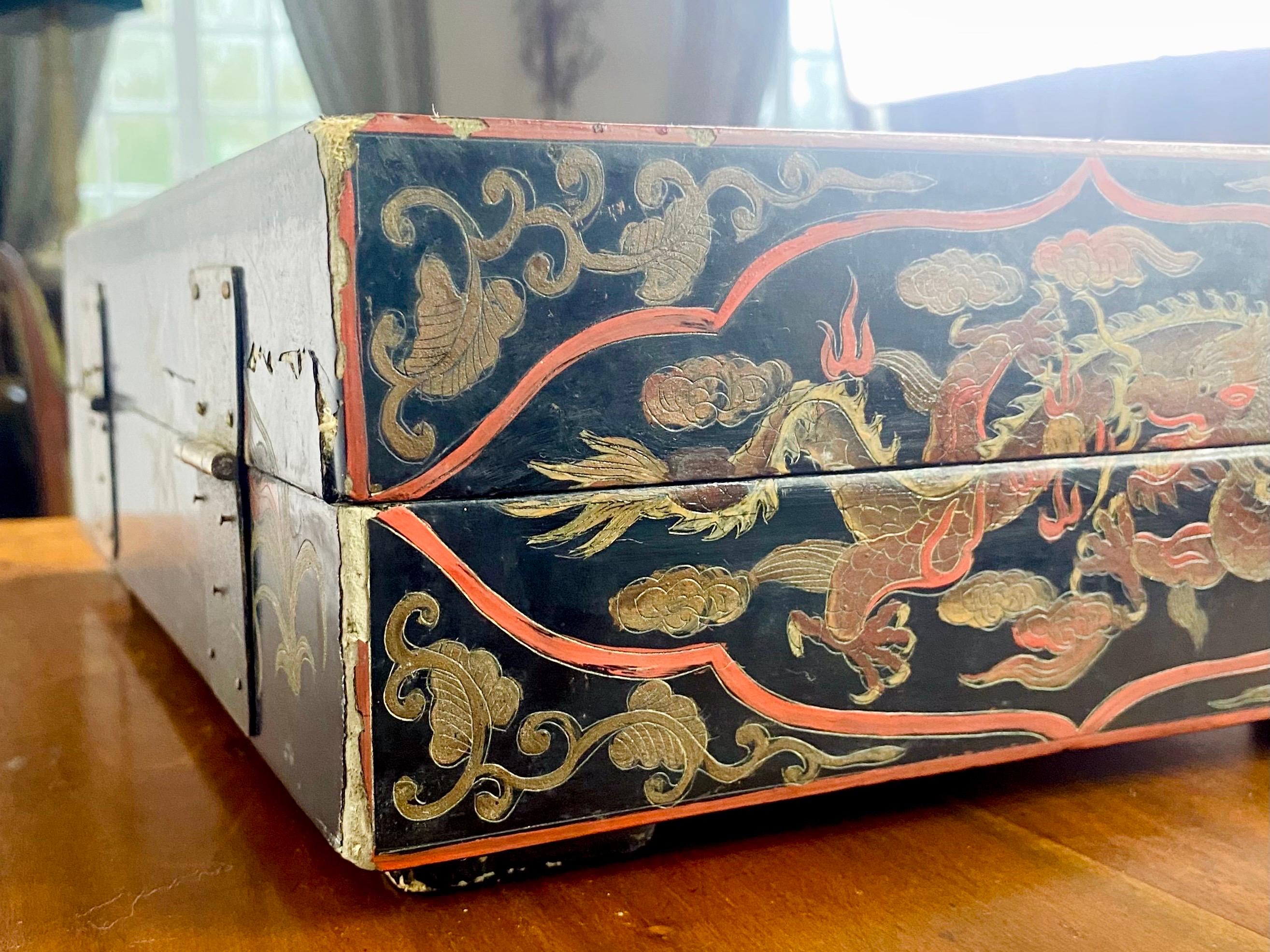 Chinese Black Lacquered Wood Box - Imperial Dragons - Ming Period Wanli 17th For Sale 3