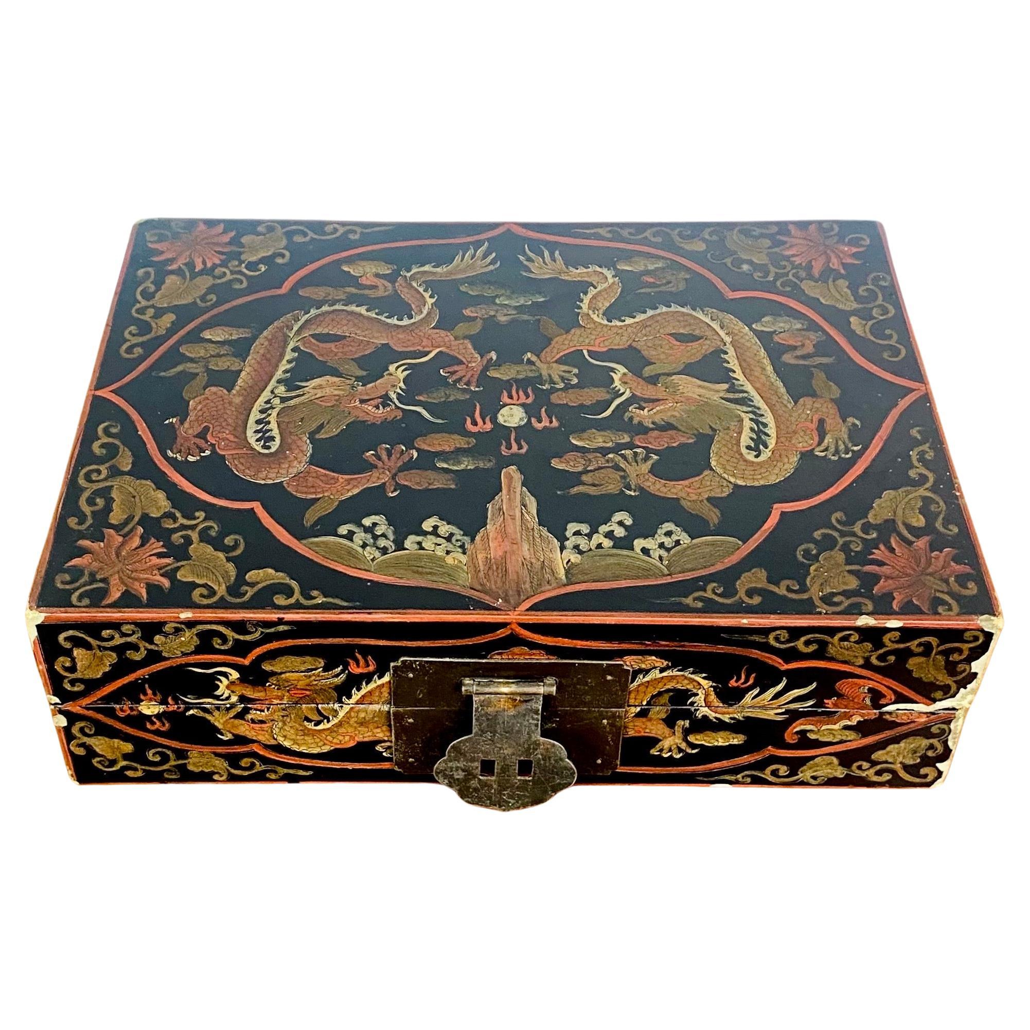 Boîte chinoise en bois laqué noir - Dragons impériaux - Période Ming Wanli 17ème en vente