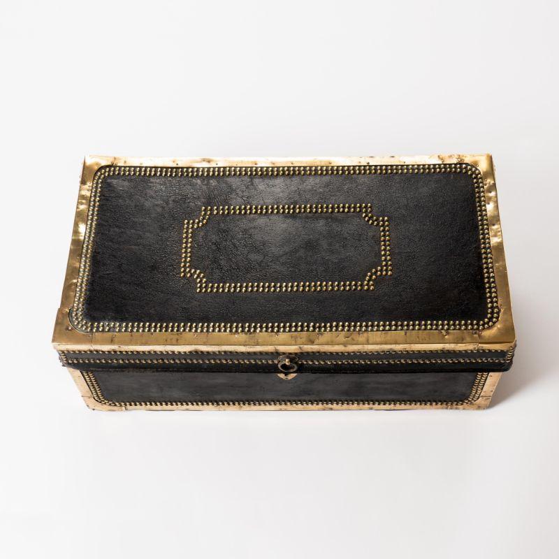 Chinois Coffre de campeur chinois en cuir noir et laiton, 1820-50 en vente