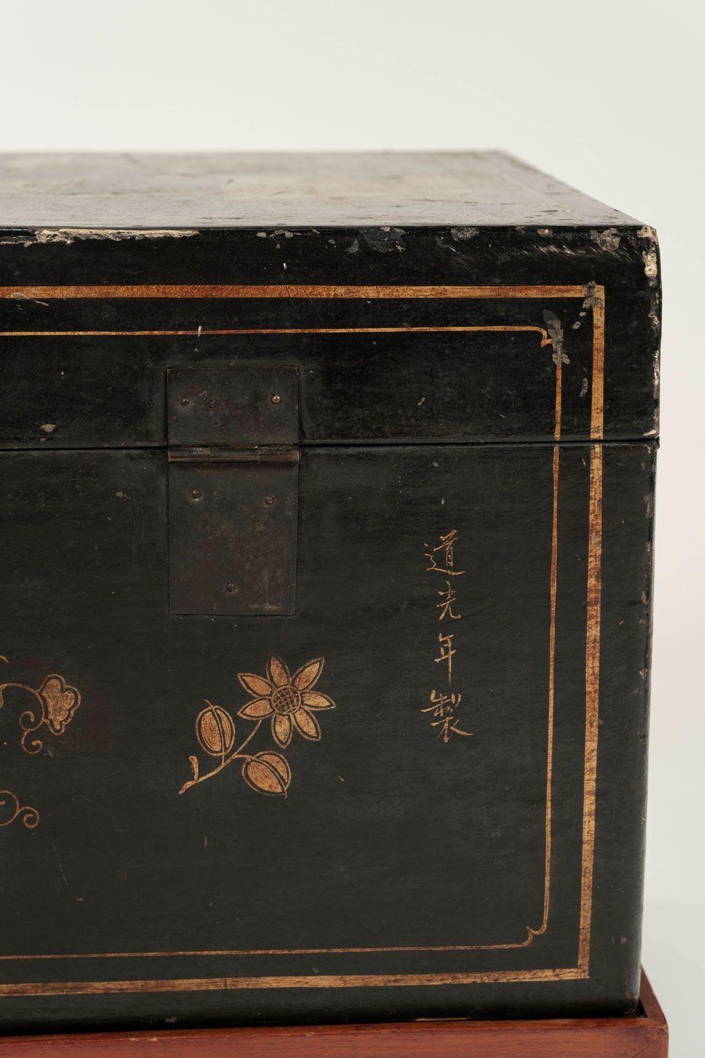 Chinesische vergoldete Truhe aus schwarzem Leder auf Stand im Angebot 11