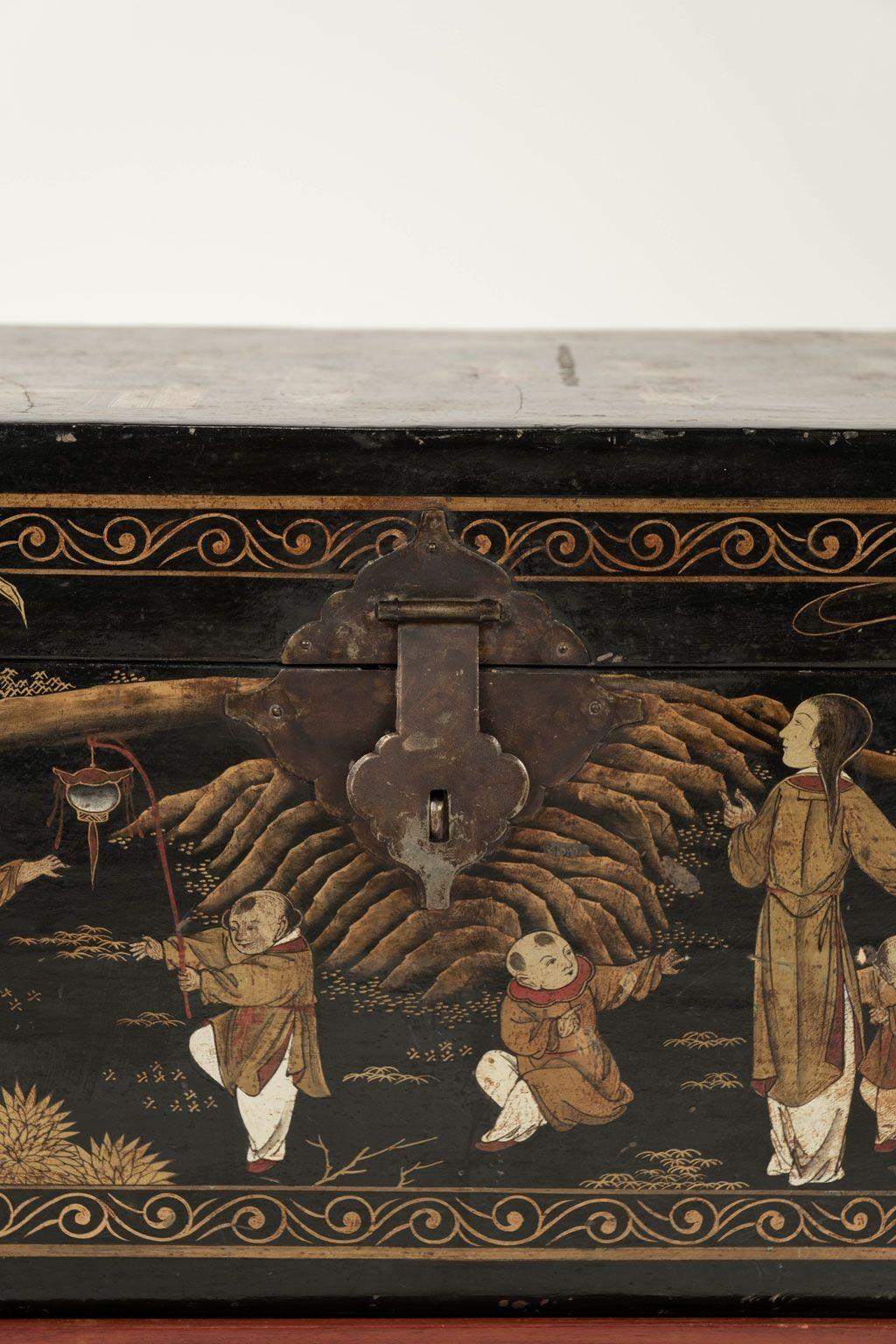 Chinesische vergoldete Truhe aus schwarzem Leder auf Stand (Chinesischer Export) im Angebot