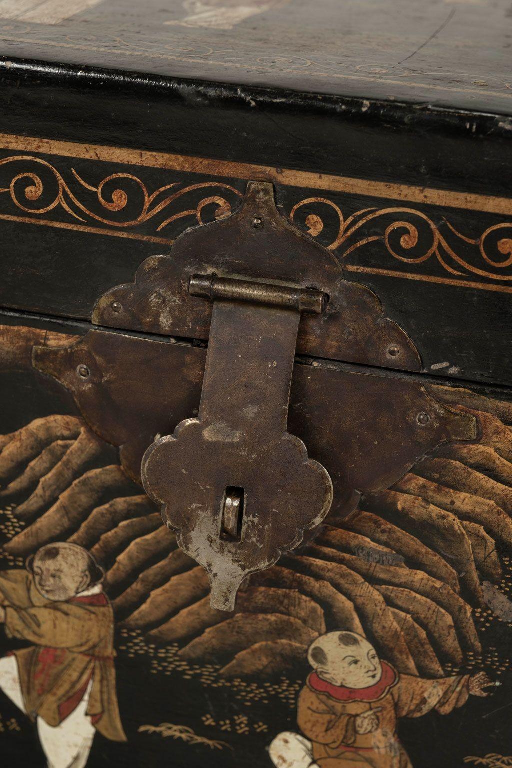Chinesische vergoldete Truhe aus schwarzem Leder auf Stand (Blattgold) im Angebot