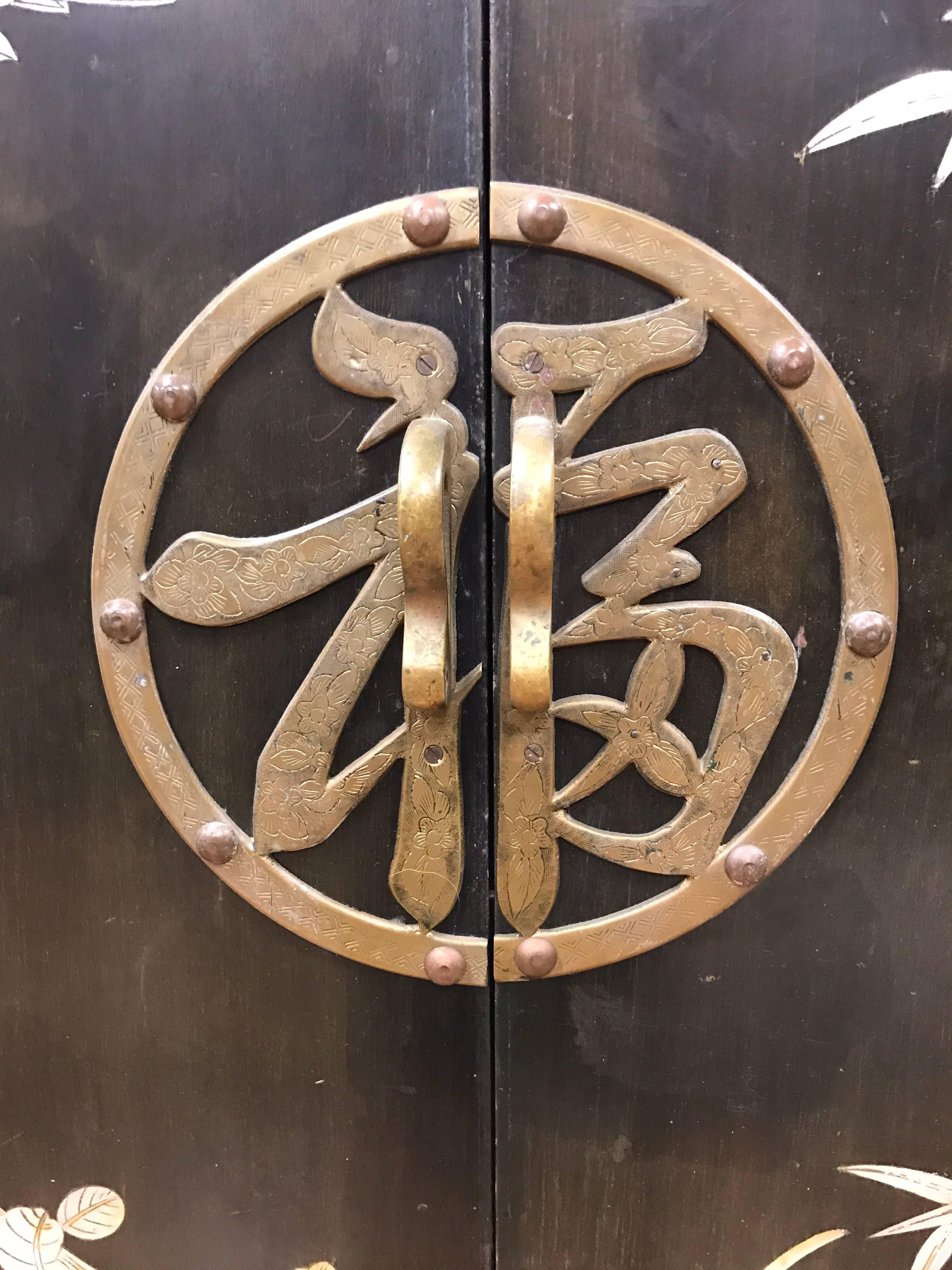 Chinese Black Liquor Cabinet Bar with Mother-of-Pearl Inlay In Good Condition In West Hartford, CT