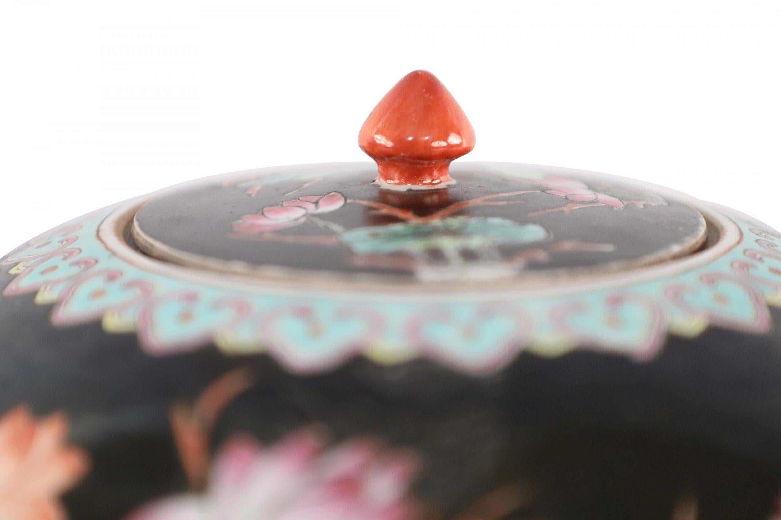 Vases à couvercle chinois à motif de scène de nature noire en vente 3