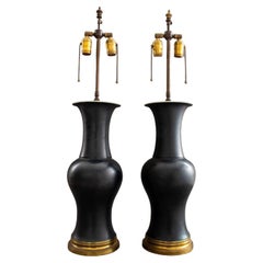 Paar chinesische Baluster-Vasenlampen aus schwarzem Porzellan