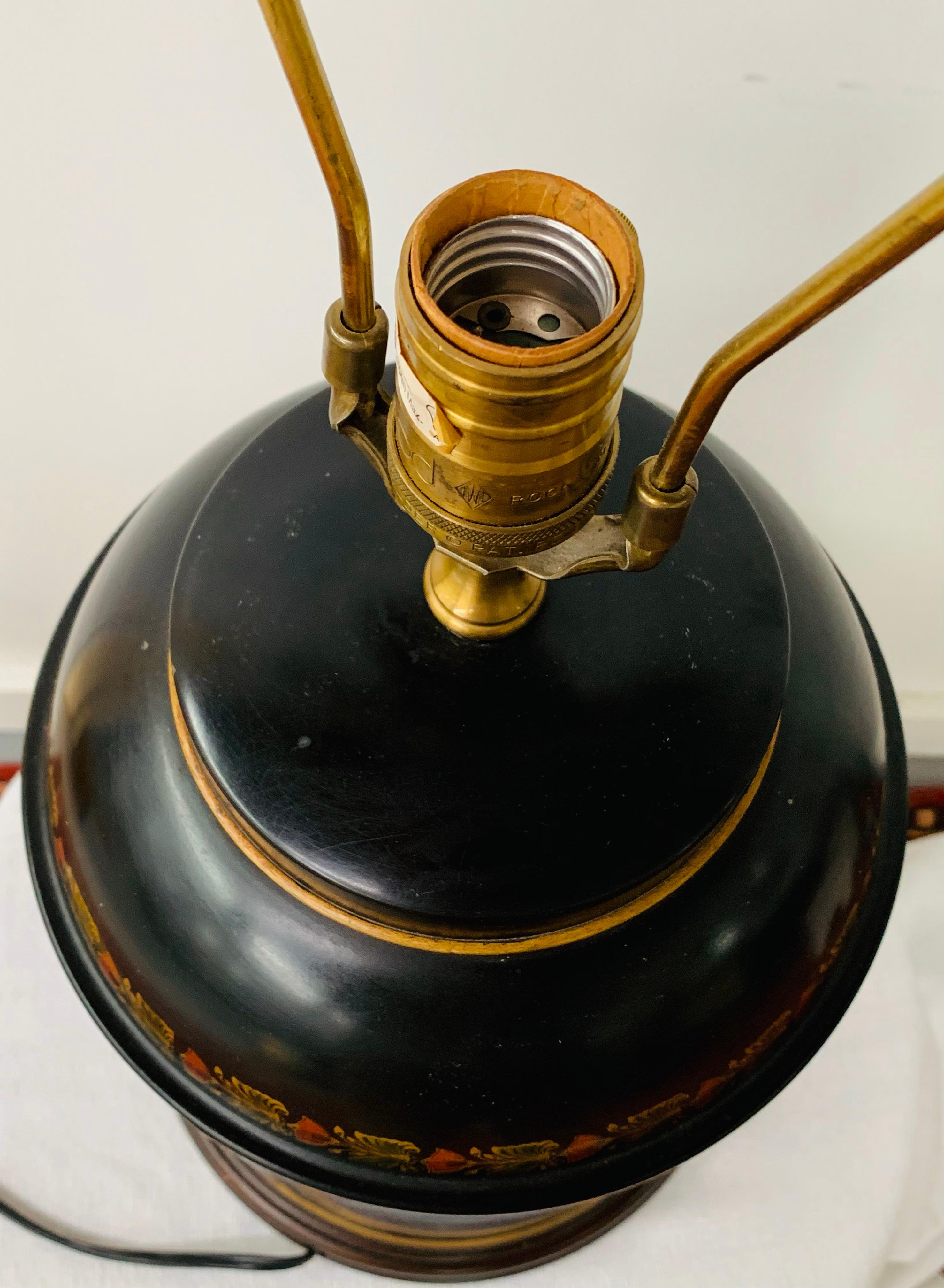 Cette magnifique lampe chinoise de forme cylindrique, de type thé-caddy noir, présente une gravure et un design raffinés. La base représente une scène de deux femmes discutant et se prélassant dans un beau jardin, avec des motifs de fleurs et