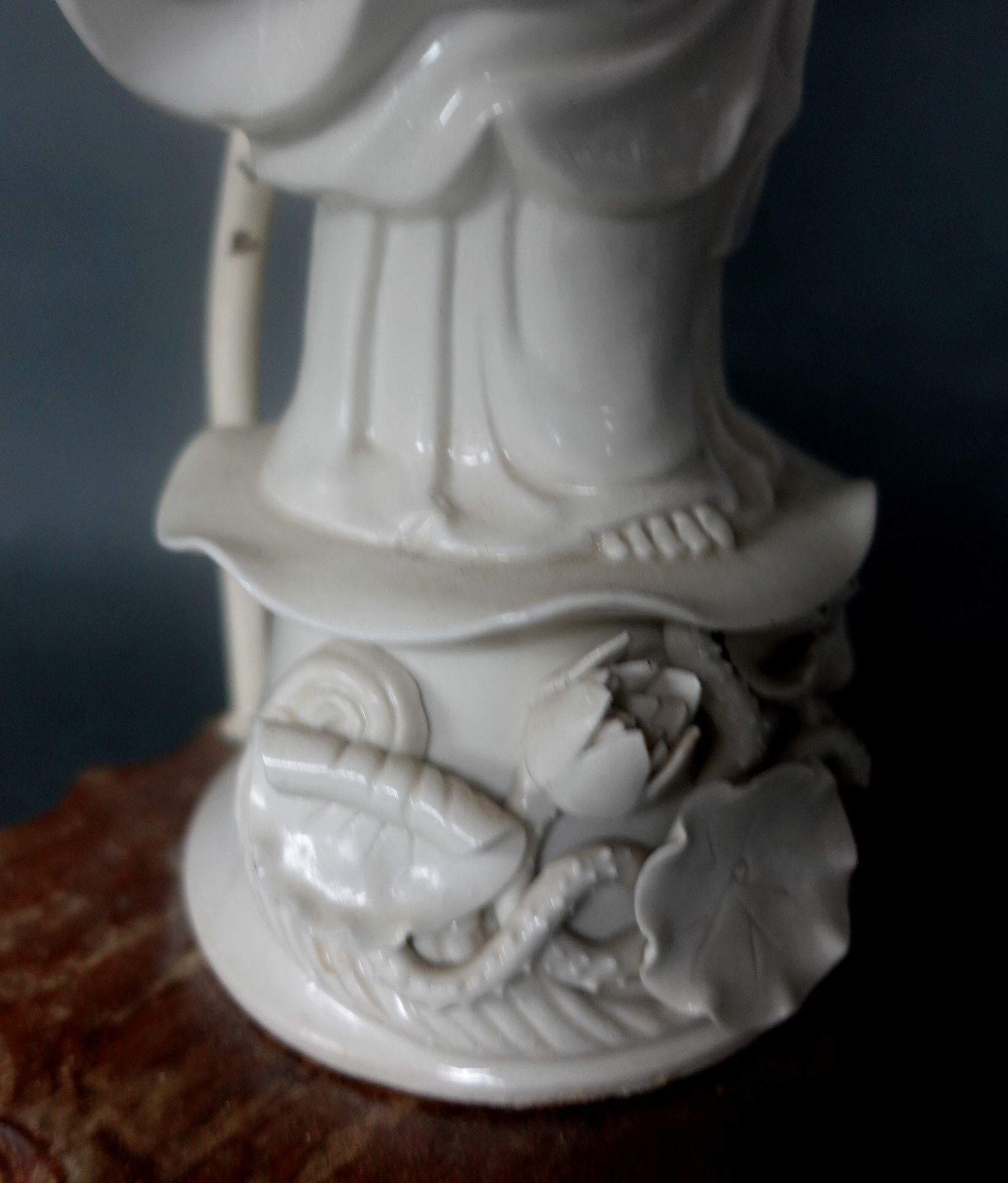 Figure de Quanyin en Blanc de Chine montée comme une lampe en vente 3