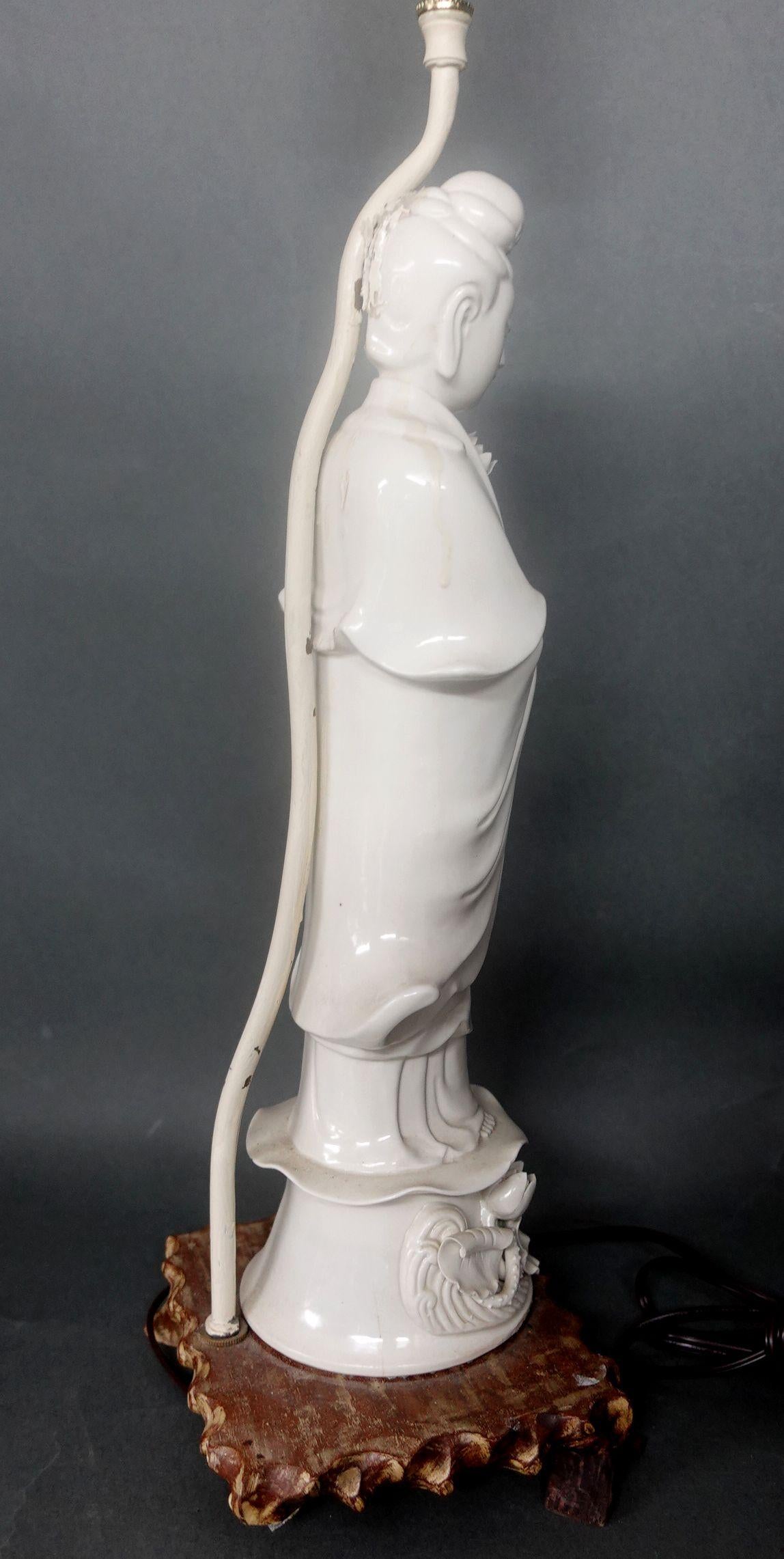 Figure de Quanyin en Blanc de Chine montée comme une lampe en vente 5