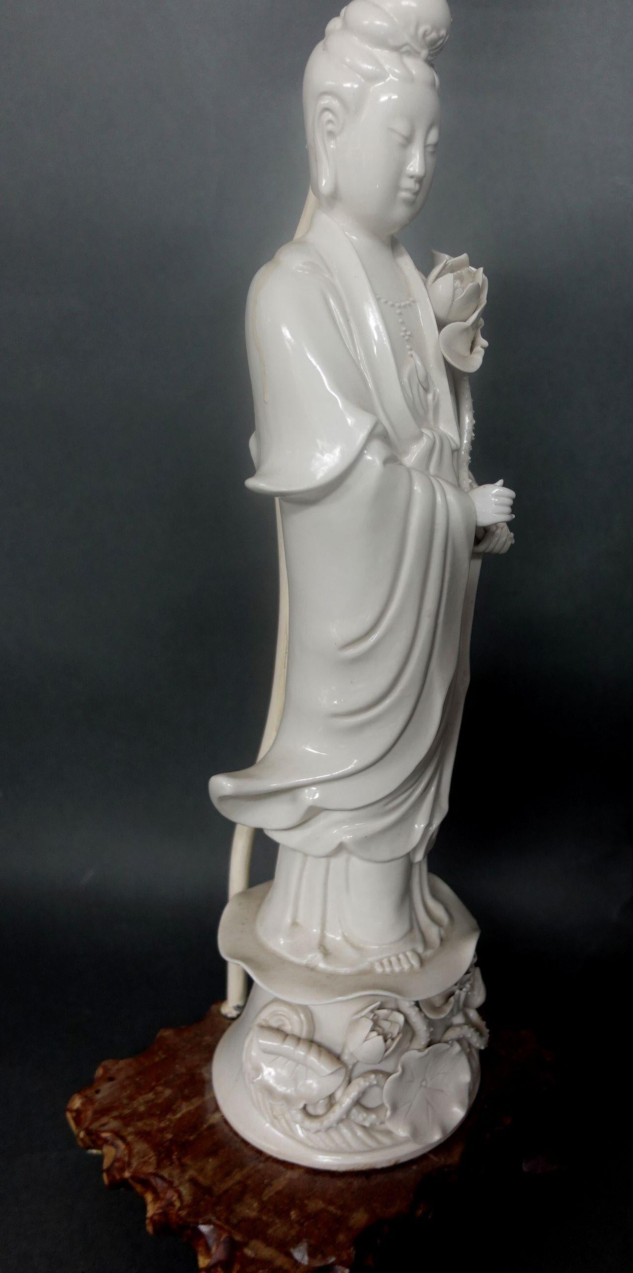 Figure de Quanyin en Blanc de Chine montée comme une lampe en vente 2