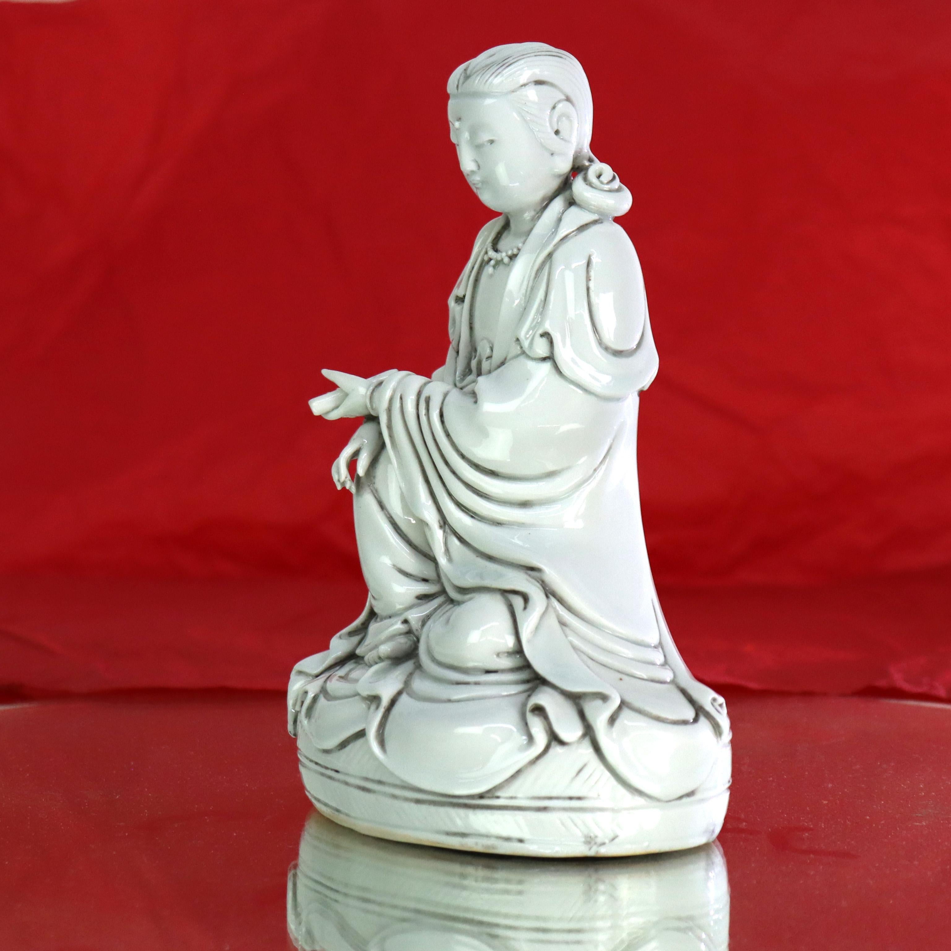 Chinesische Blanc De Chine Figur von Guanyin, Göttin der Barmherzigkeit und des Mitgefühls 20.

Maße - 7