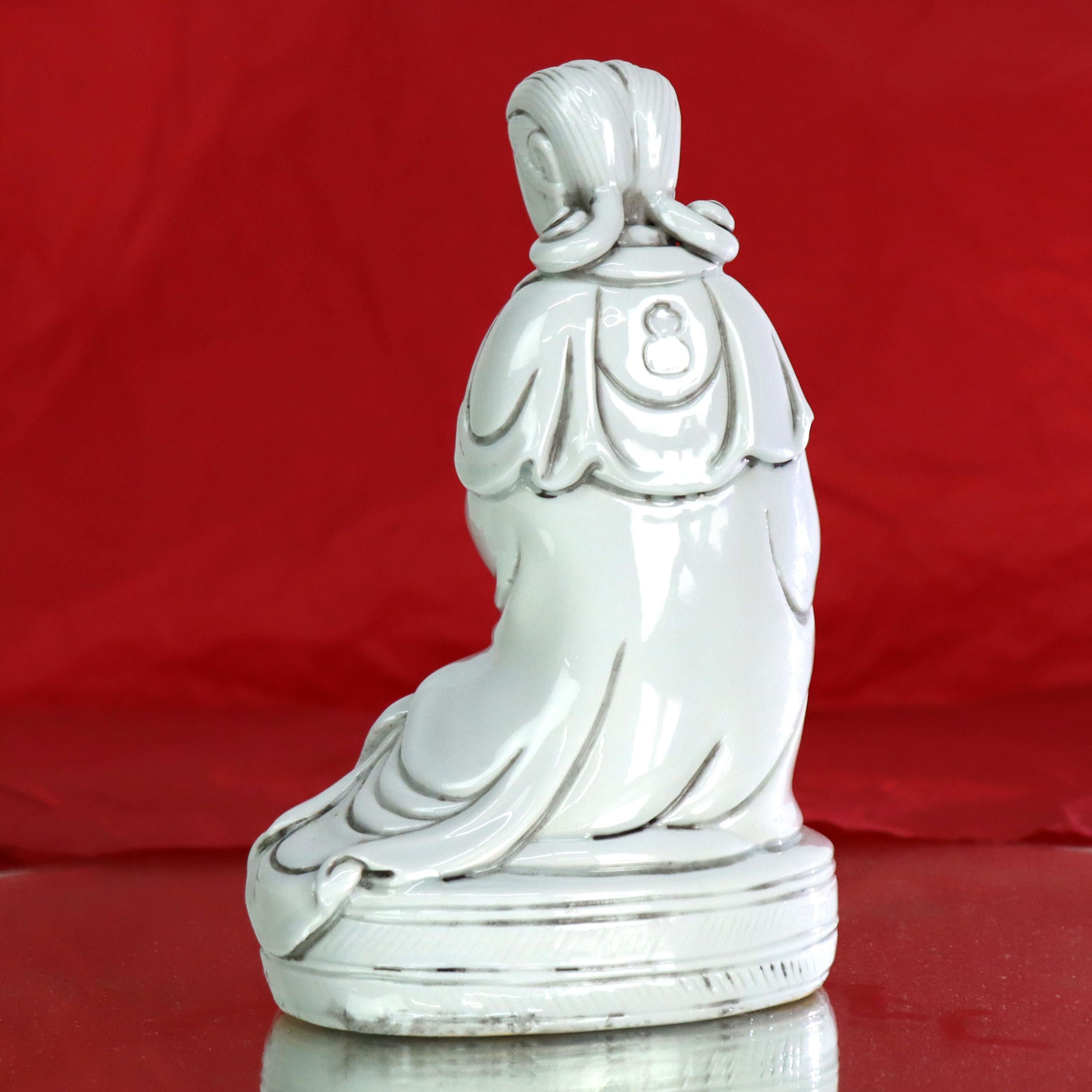 Chinese Blanc De Chine Figurine Of Guanyin, Goddess Of Mercy & Compassion 20thC im Zustand „Gut“ im Angebot in Big Flats, NY