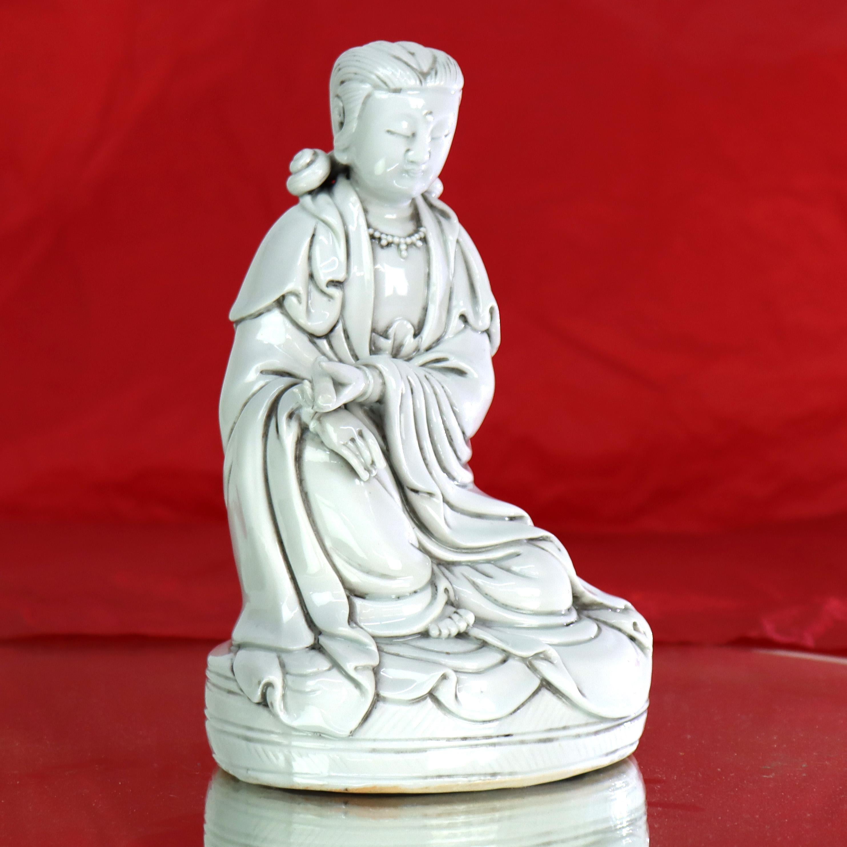Chinese Blanc De Chine Figurine Of Guanyin, Goddess Of Mercy & Compassion 20thC (Porzellan) im Angebot