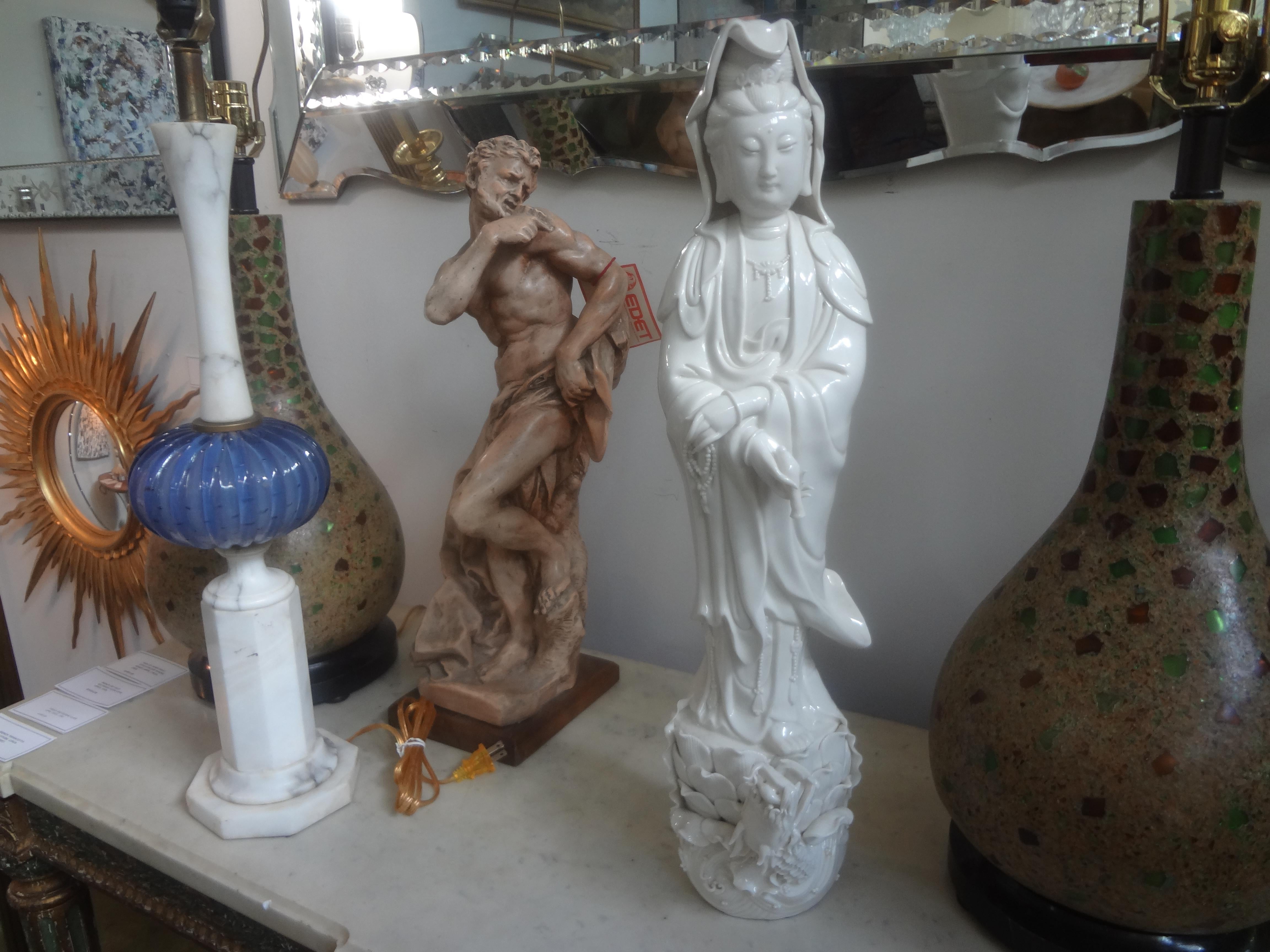 Guan Yin chinois en blanc de Chine avec dragon en vente 4