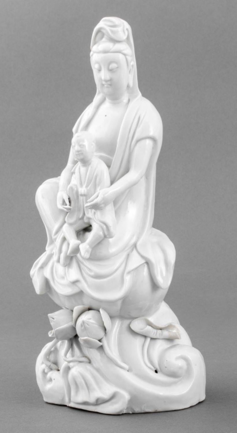 Blanc de Chine Dehua Porcelaine Sculpture Guanyin, avec acolyte assis sur une fleur de lotus. 10.5