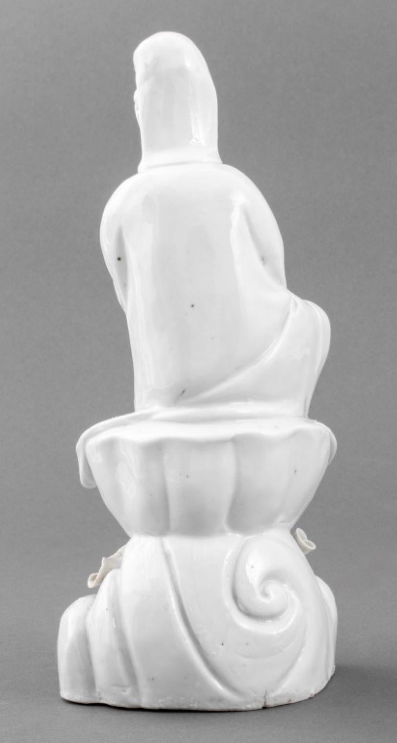Guanyin en porcelaine blanche de Chine État moyen - En vente à Astoria, NY