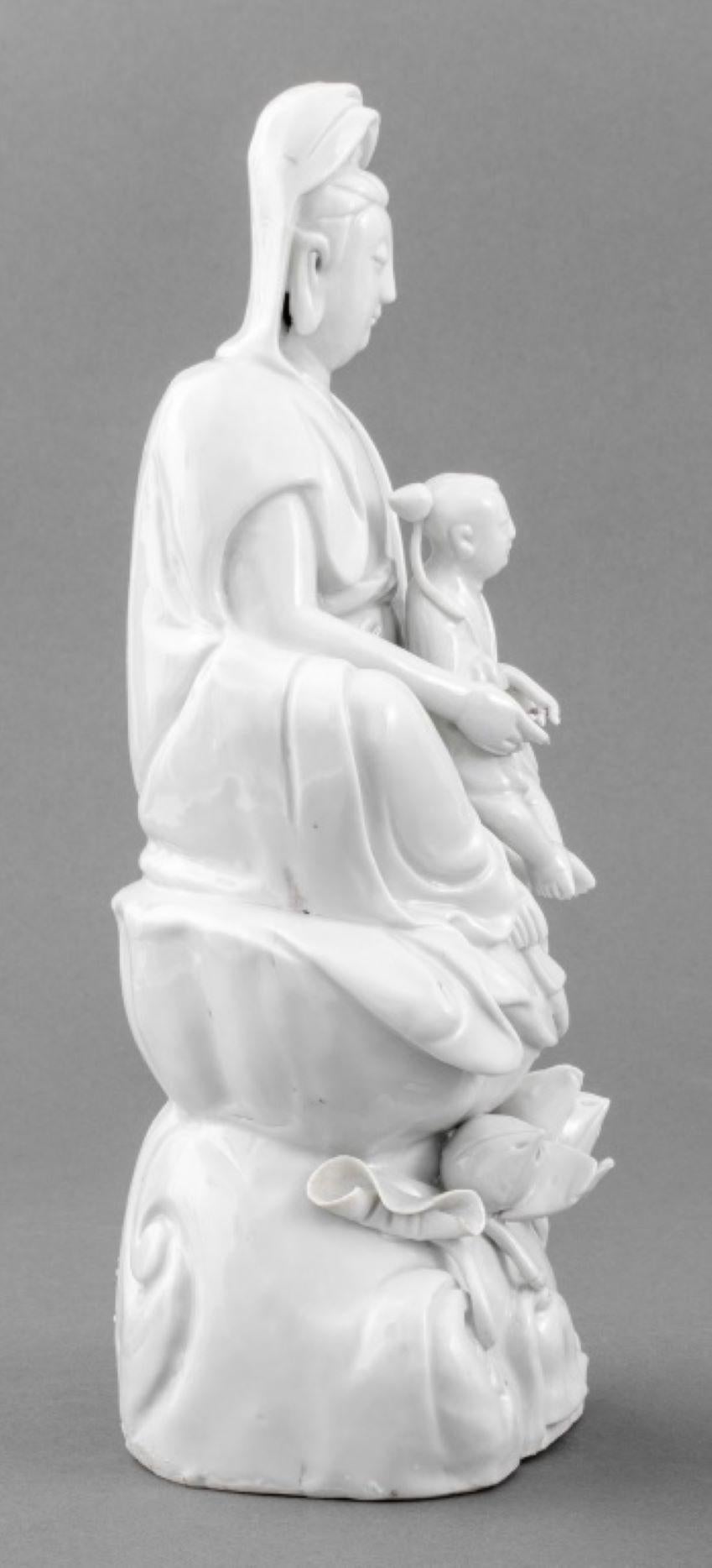 XIXe siècle Guanyin en porcelaine blanche de Chine en vente