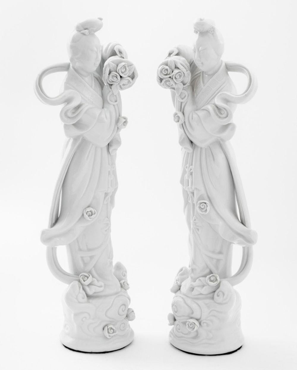 Qing Paire de vierges en porcelaine Blanc de Chine en vente