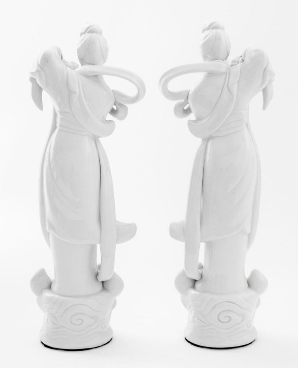 Paire de vierges en porcelaine Blanc de Chine Bon état - En vente à Astoria, NY