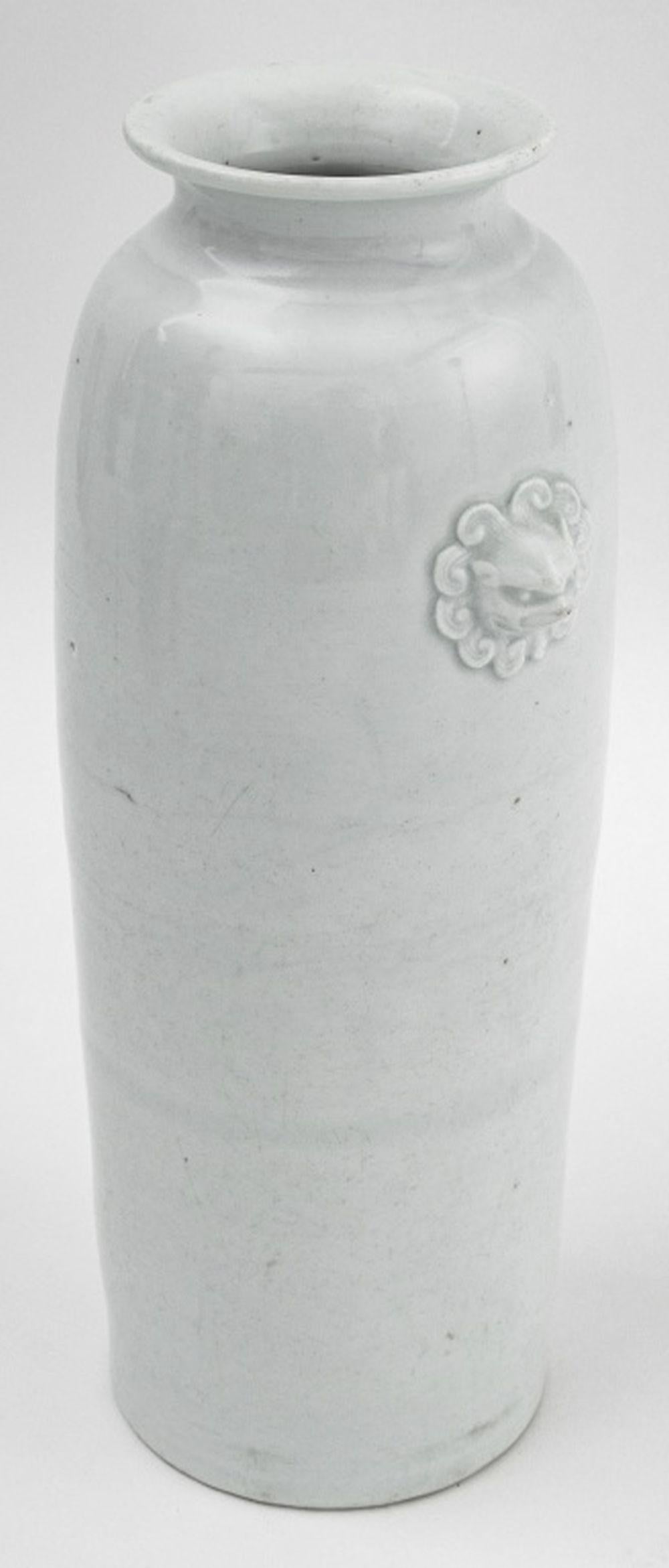 Chinese Blanc de Chine Porcelain Sleeve Vase (Qing-Dynastie) im Angebot