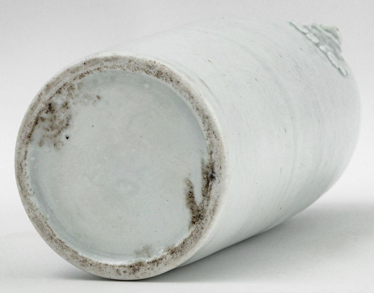 Chinese Blanc de Chine Porcelain Sleeve Vase (18. Jahrhundert und früher) im Angebot