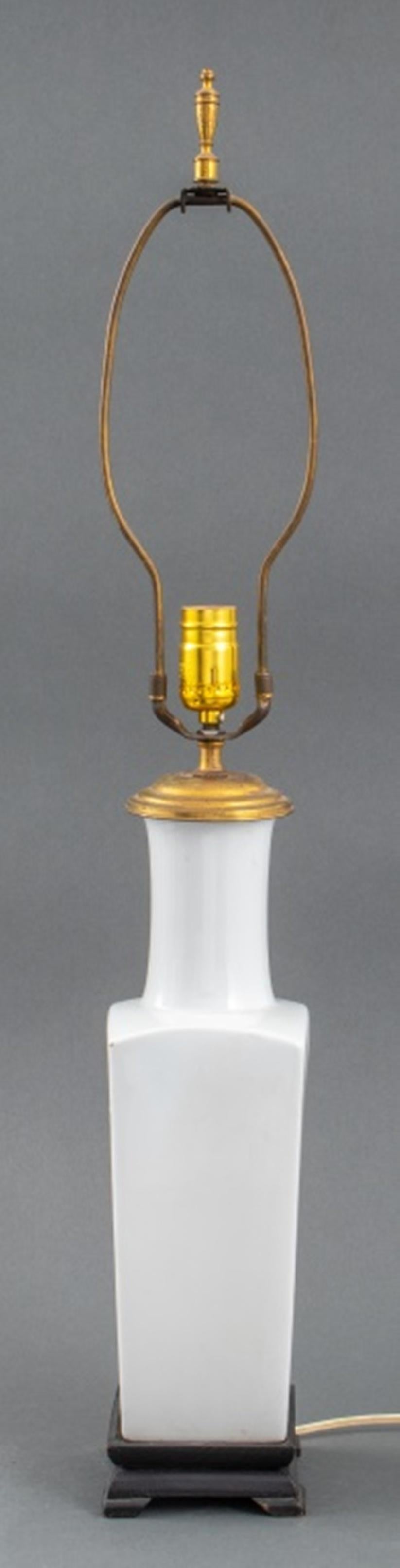 Paire de lampes à vase en porcelaine blanche de Chine Bon état - En vente à New York, NY