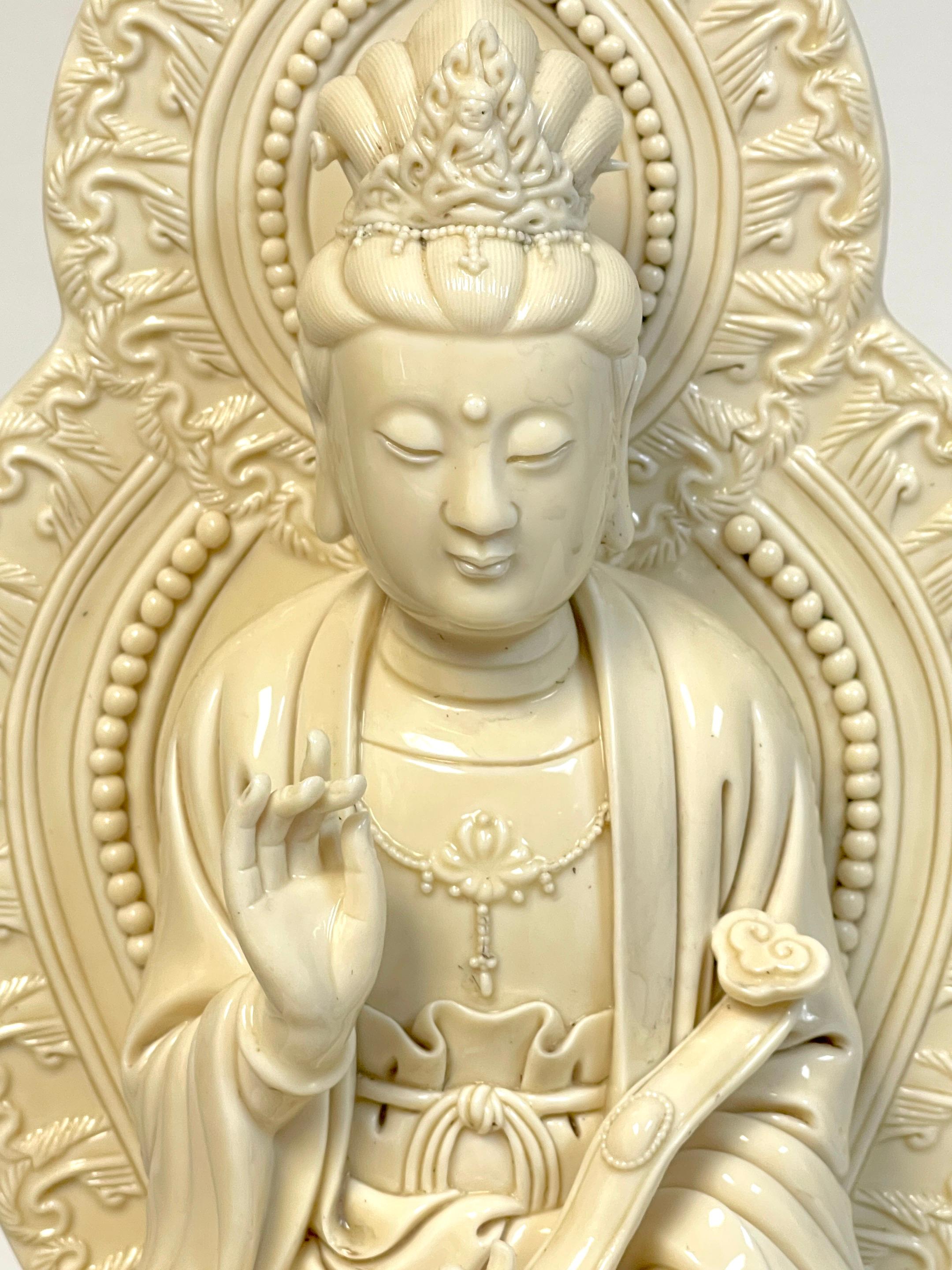 Pièce d'autel chinois Guanyin assis en Blanc-de-Chine, 19e/20e siècle en vente 4