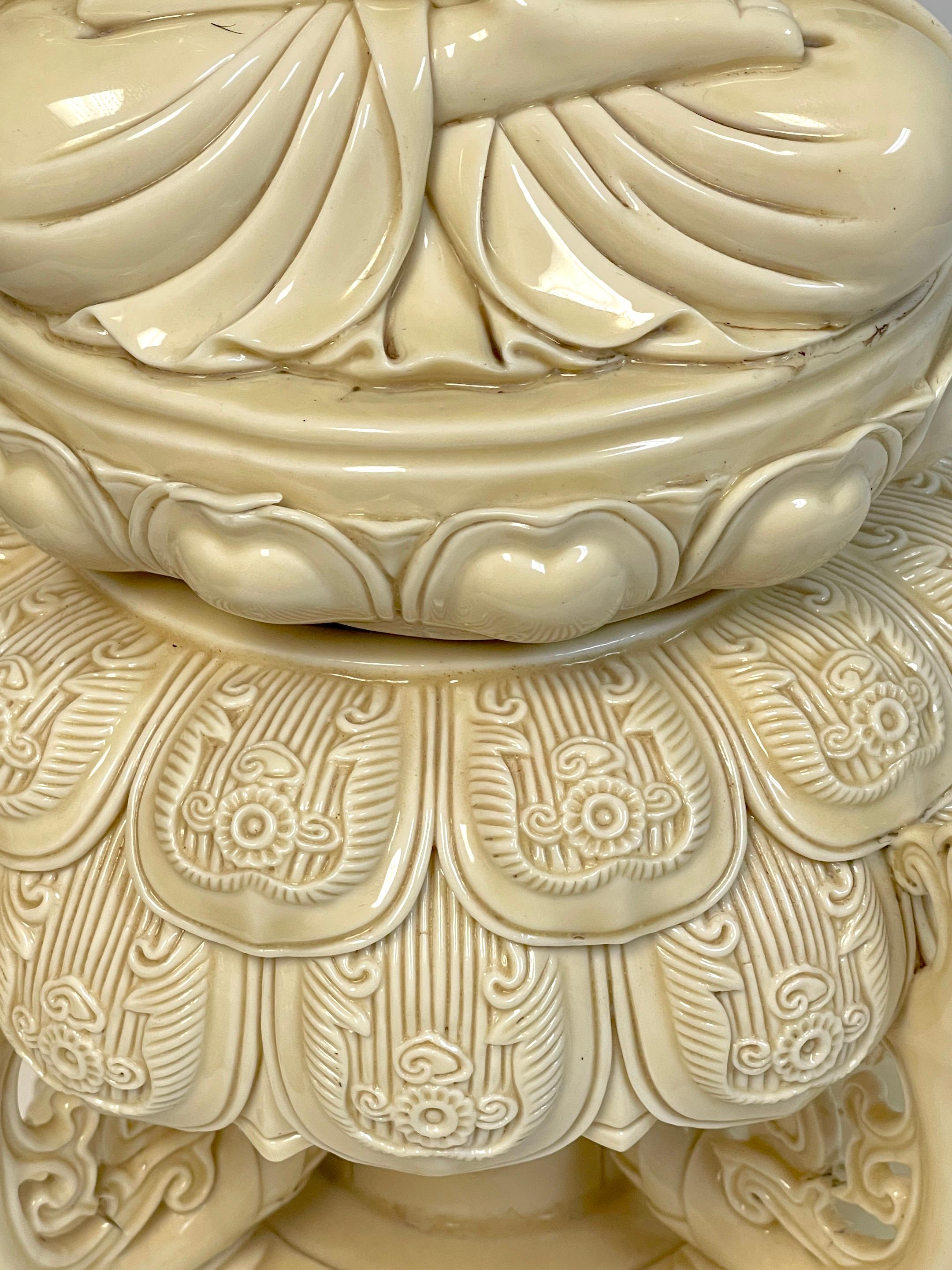 Pièce d'autel chinois Guanyin assis en Blanc-de-Chine, 19e/20e siècle en vente 6