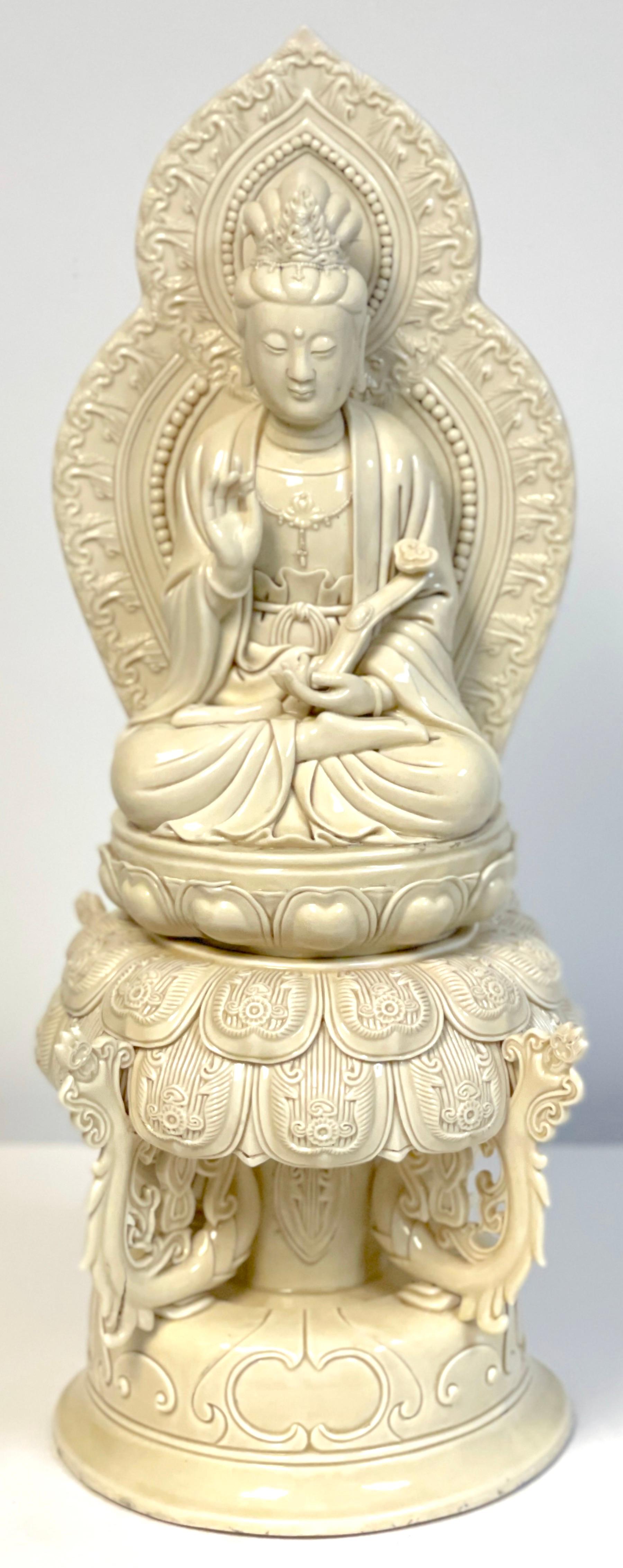 Pièce d'autel chinois Guanyin assis en Blanc-de-Chine, 19e/20e siècle en vente 11
