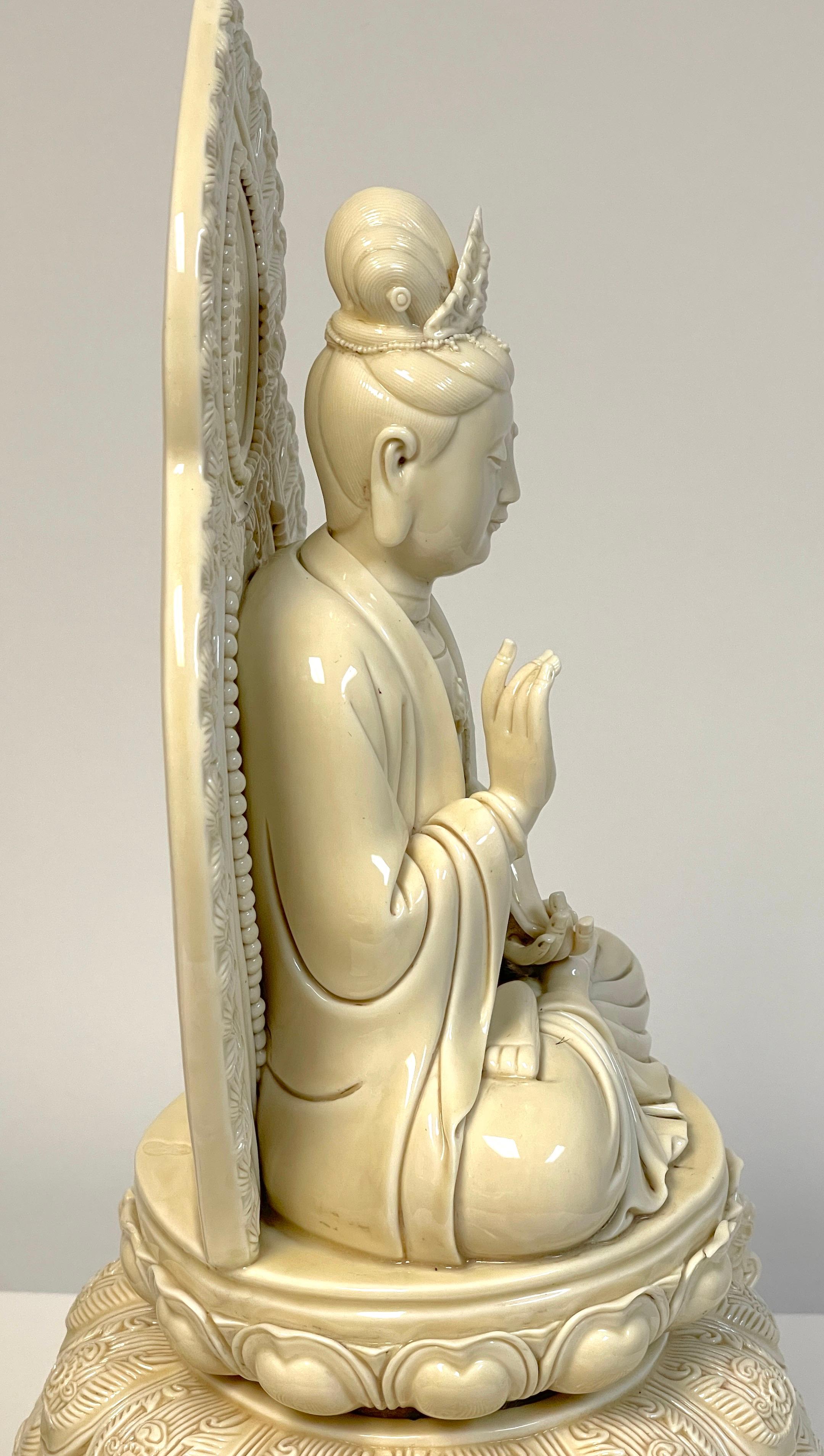 20ième siècle Pièce d'autel chinois Guanyin assis en Blanc-de-Chine, 19e/20e siècle en vente