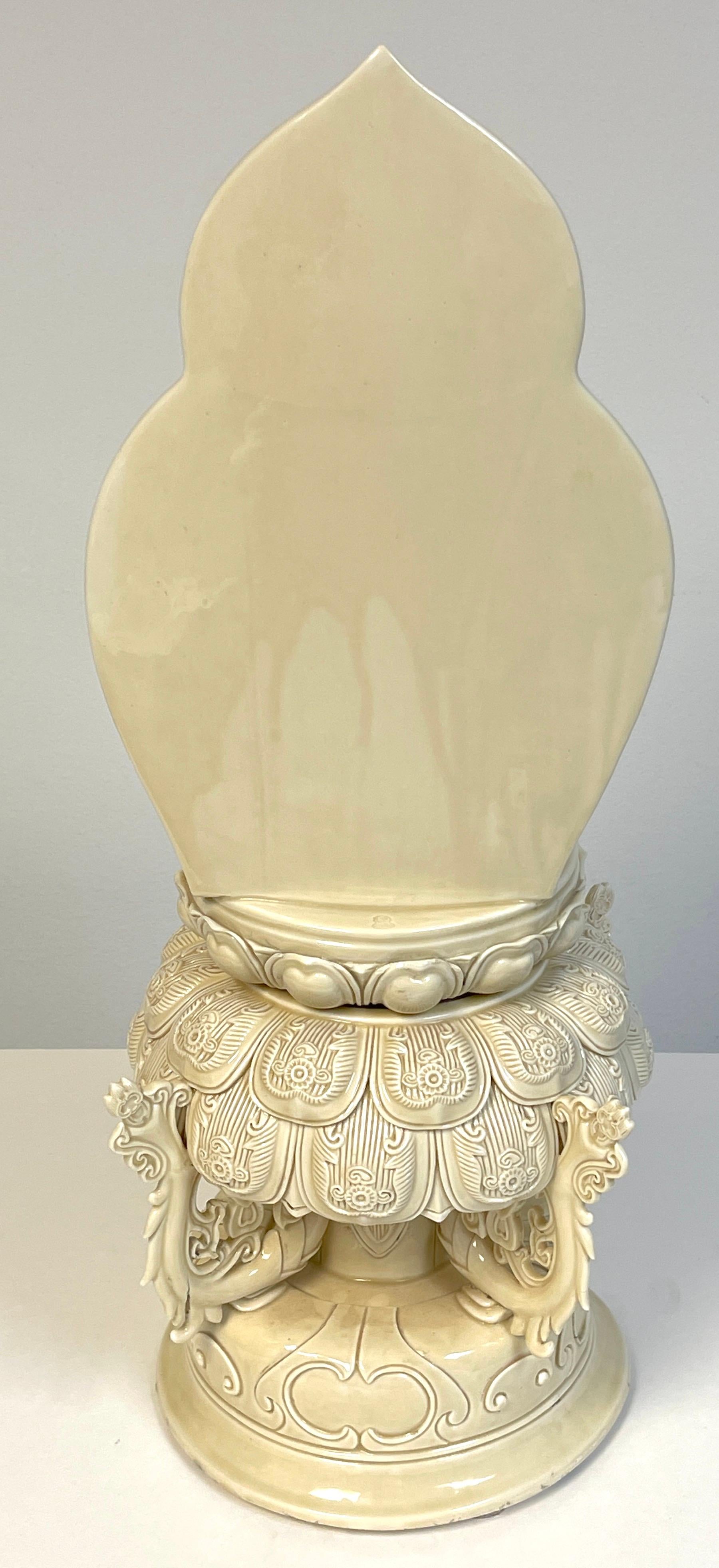 Porcelaine Pièce d'autel chinois Guanyin assis en Blanc-de-Chine, 19e/20e siècle en vente