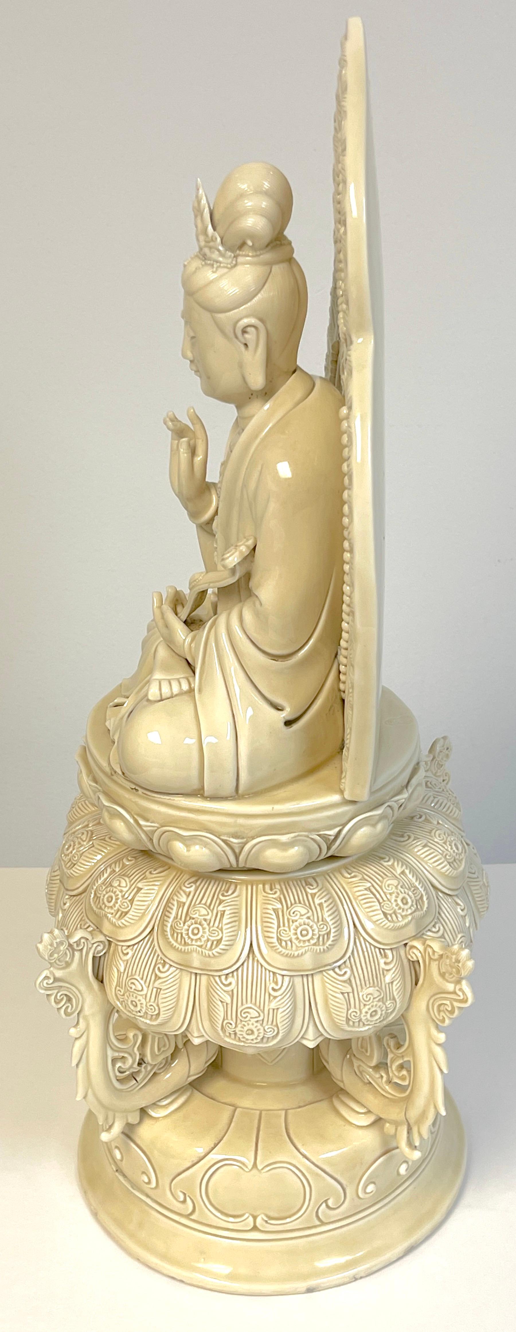 Pièce d'autel chinois Guanyin assis en Blanc-de-Chine, 19e/20e siècle en vente 2
