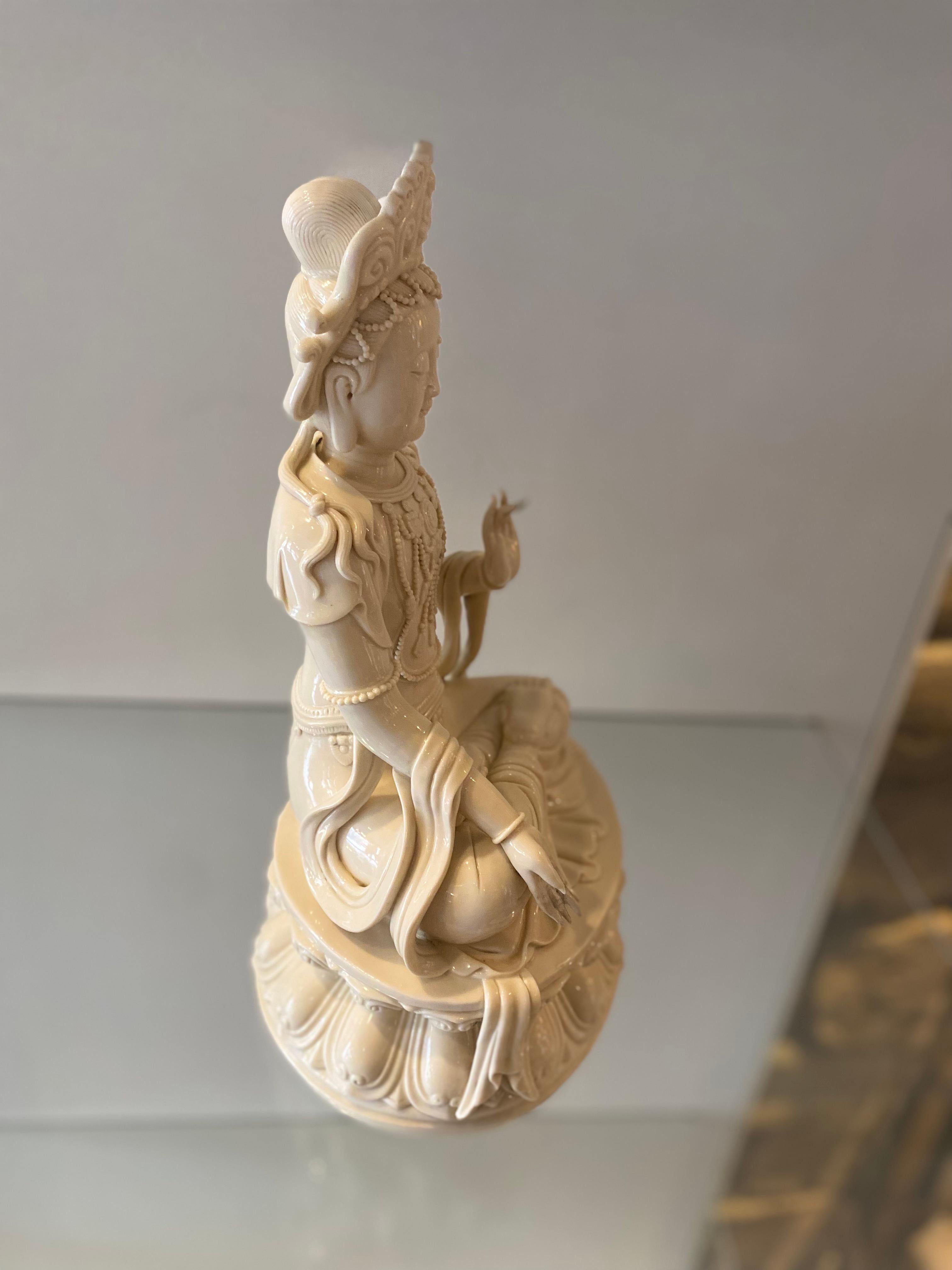 Chinese Blanc de Chine Statue Guan Yin In Good Condition For Sale In Sarasota, FL