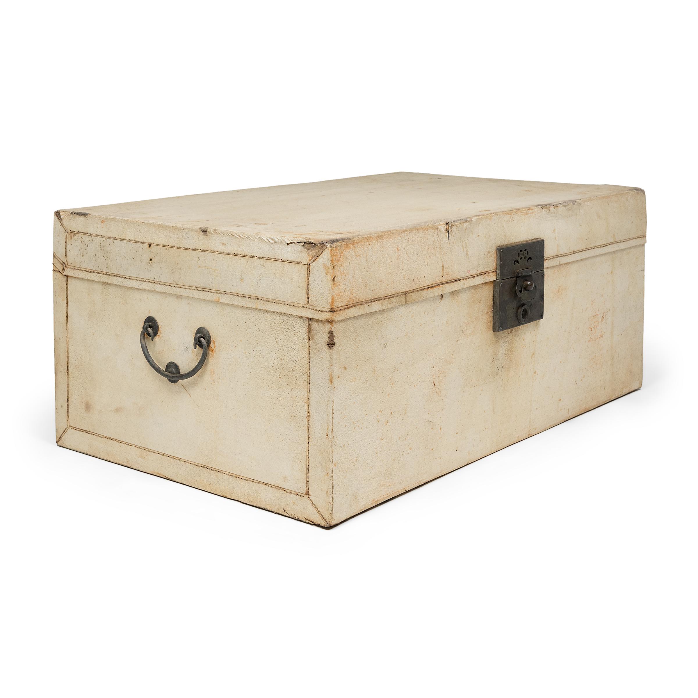 Chinese Blonde Hide Storage Trunk, c. 1800 In Good Condition For Sale In Chicago, IL