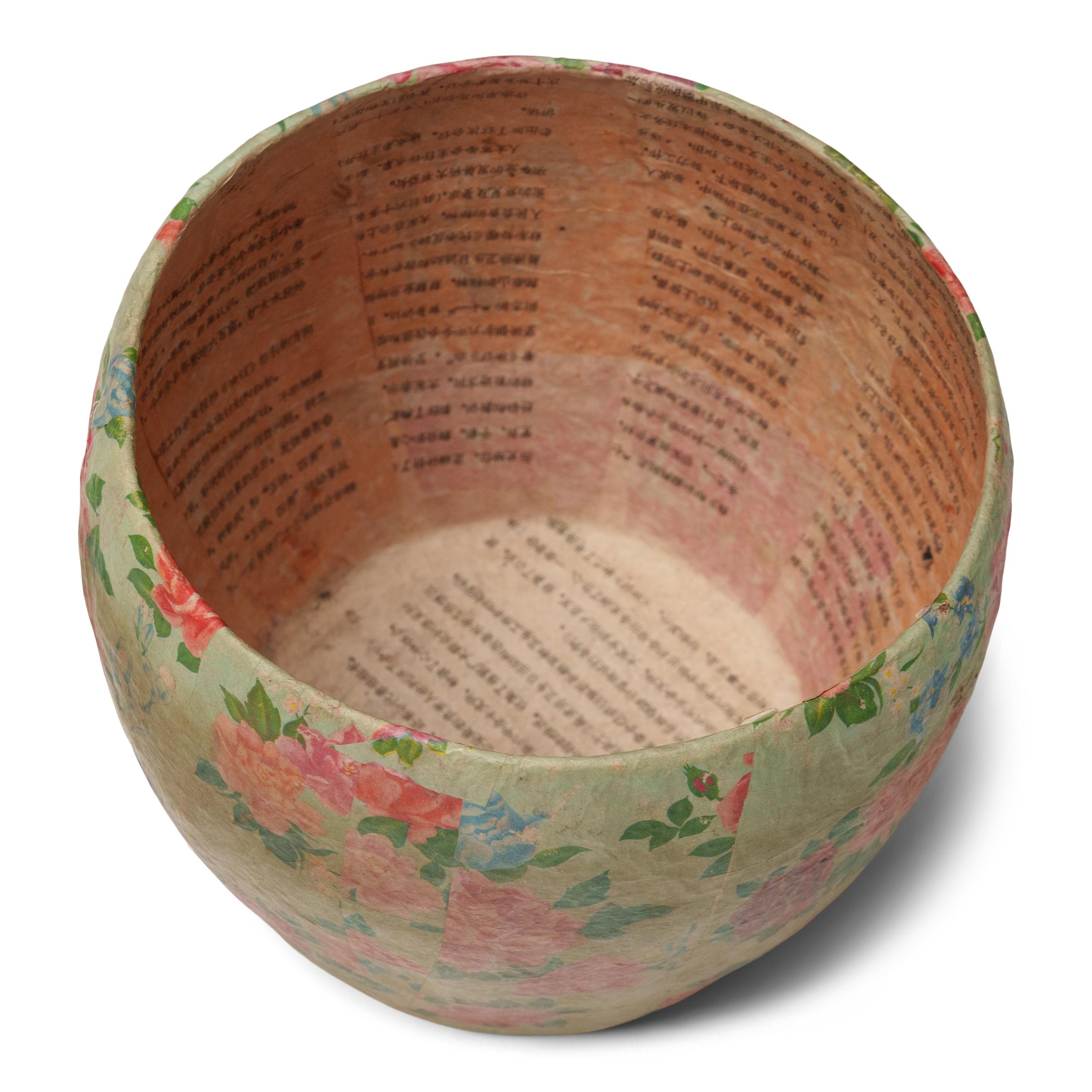 Formada alrededor de un sencillo marco de madera, esta caja de almacenaje de papel maché es un encantador ejemplo del arte popular chino. Hecha con periódicos viejos y papel de arroz teñido, se habría utilizado en una casa de provincias para guardar